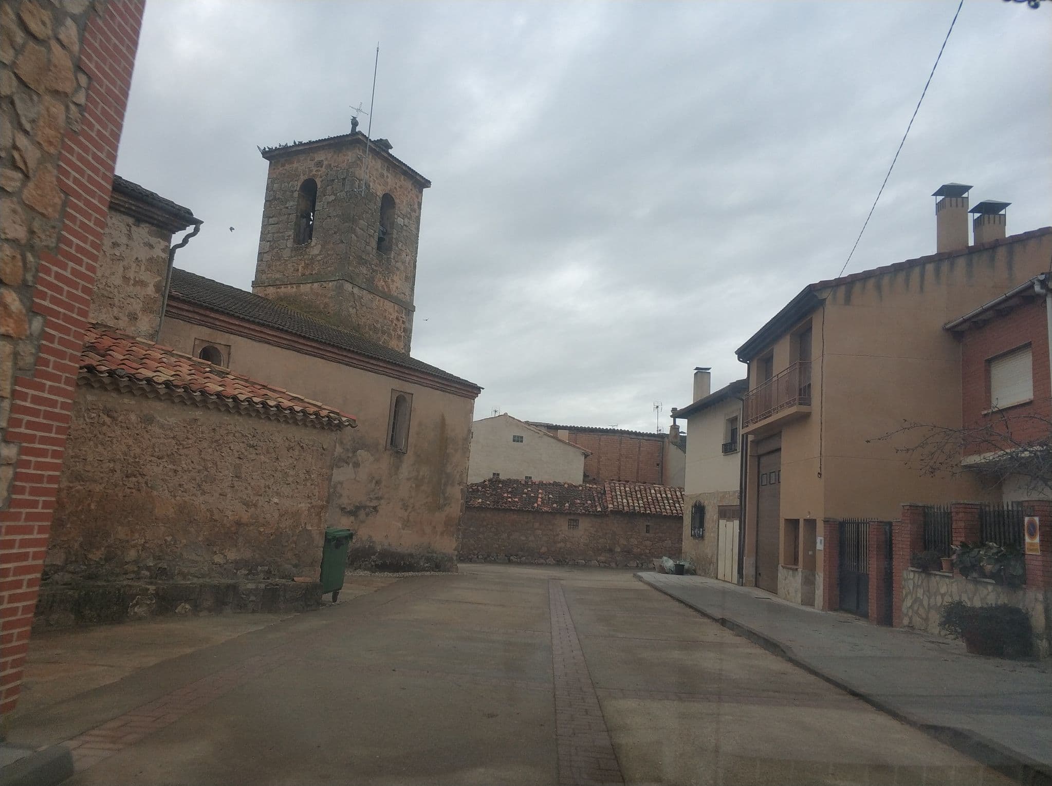 Street view near Casa Rural Las Cien Fuentes, Huerta del Rey — © sanchi (CC BY-SA · Mapillary)