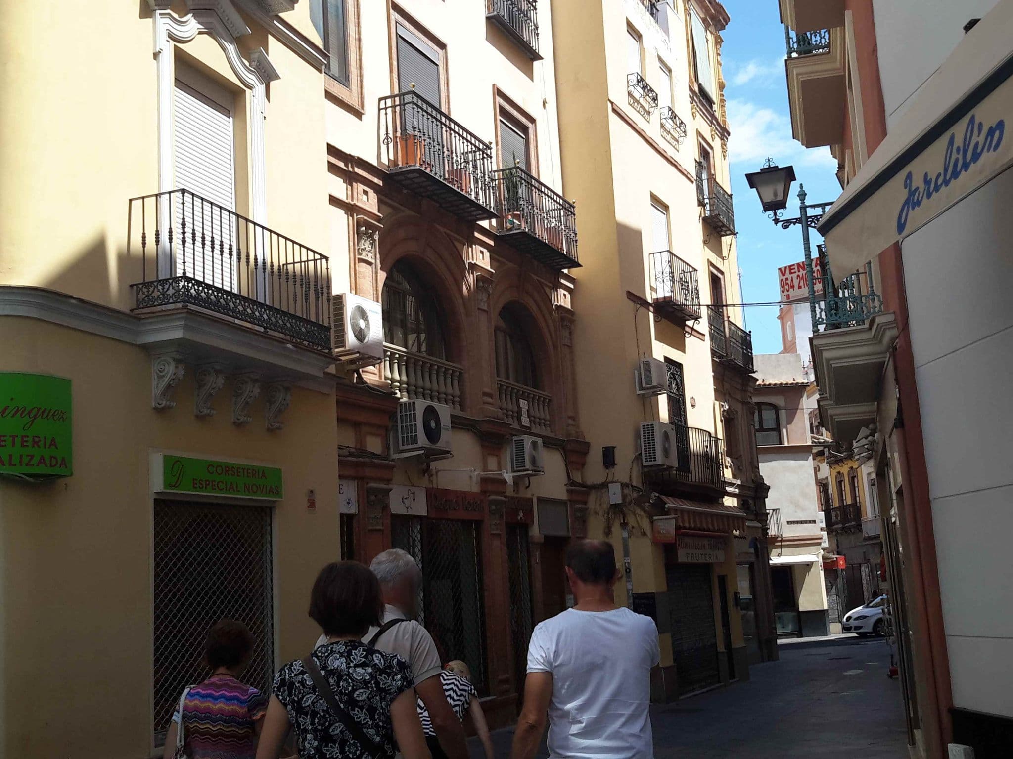 Street view near The Tourist House, Sevilla — © xurxosanz (CC BY-SA · Mapillary)