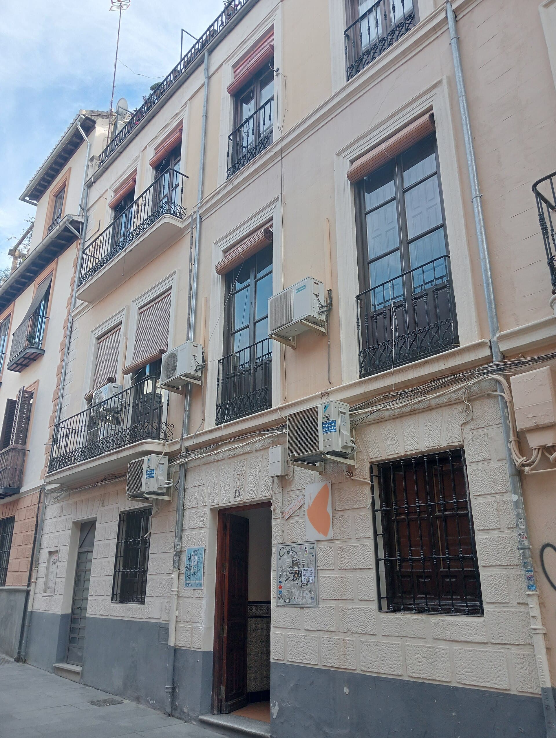 Pensión La Milagrosa (via Wikimedia Commons, CC BY-SA 4.0)