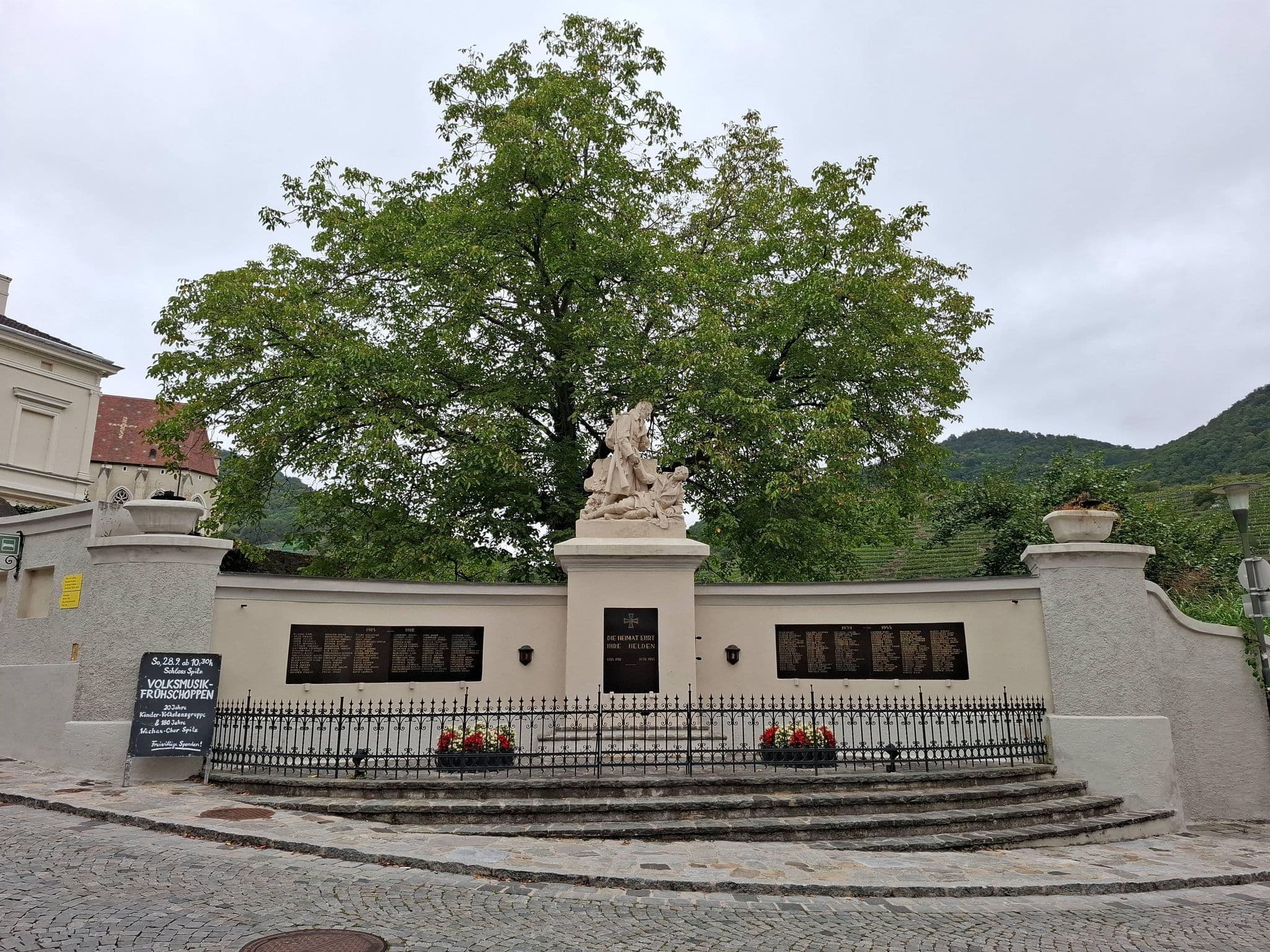 Street view near Barock-Landhof Burkhardt, Spitz — © mhde (CC BY-SA · Mapillary)