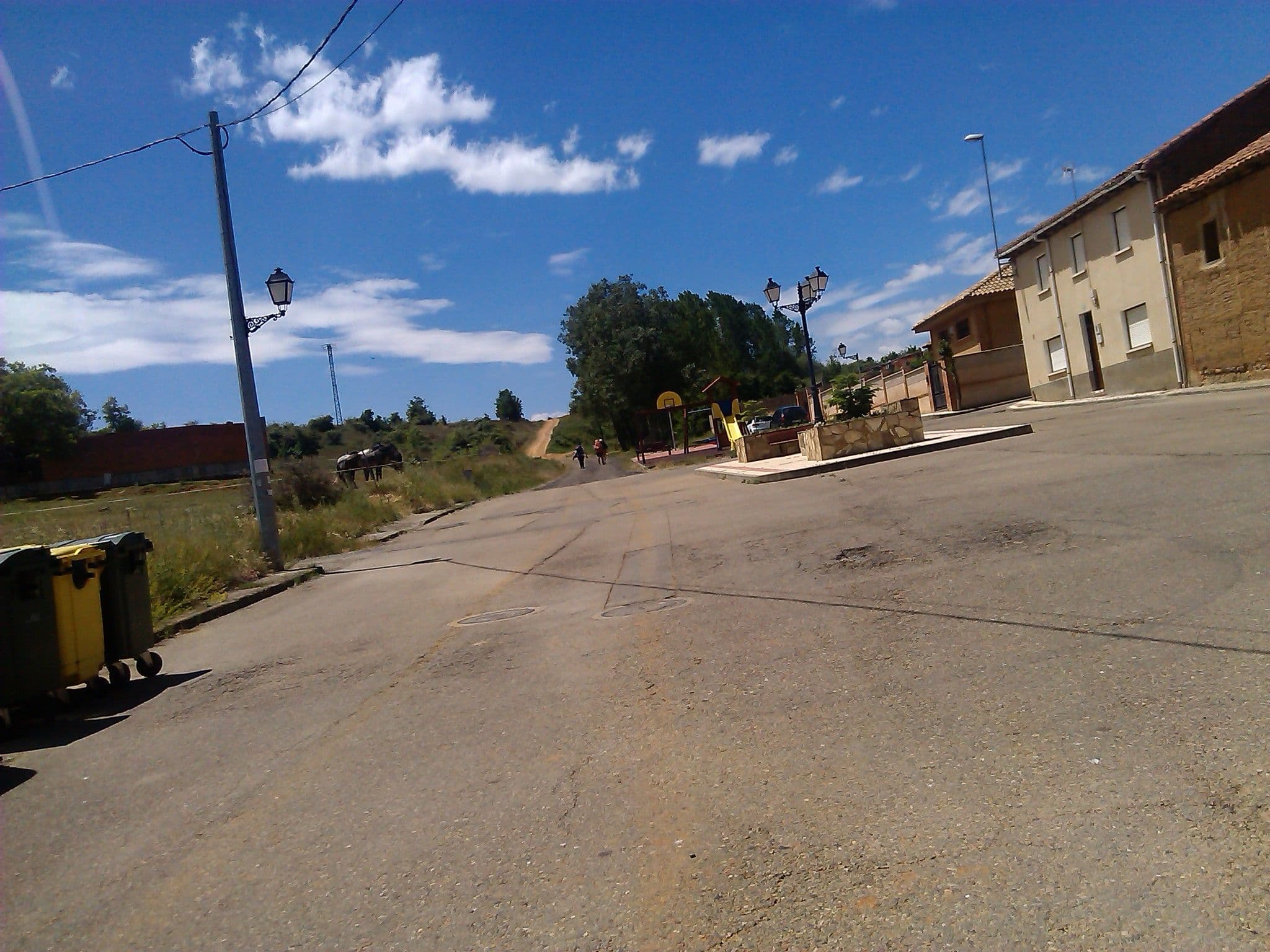 Street view near Domus Oncinae, Valverde de la Virgen — © changchun1 (CC BY-SA · Mapillary)