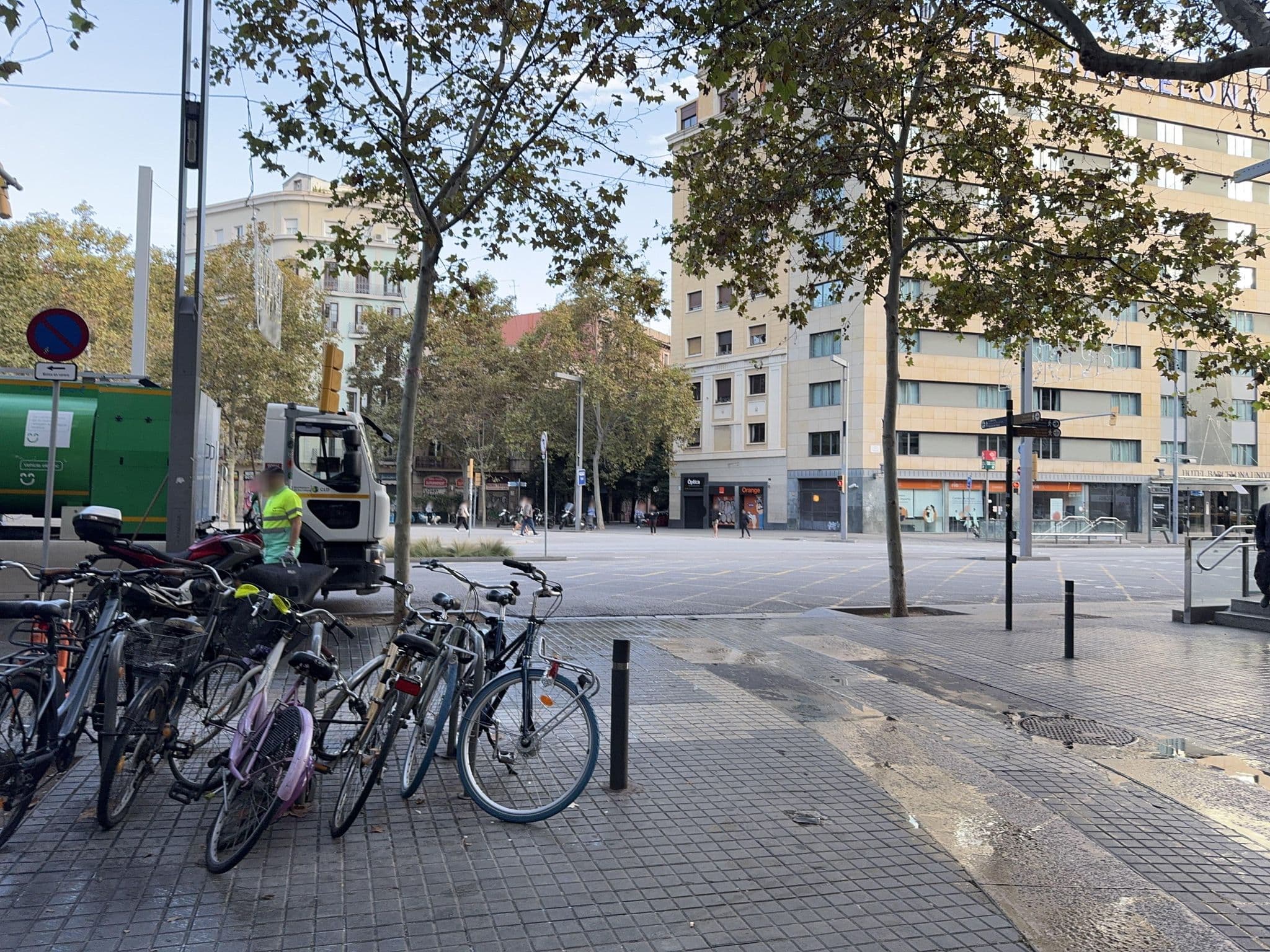 Street view near Apartament Barcelona, Poble Sec — © kino (CC BY-SA · Mapillary)
