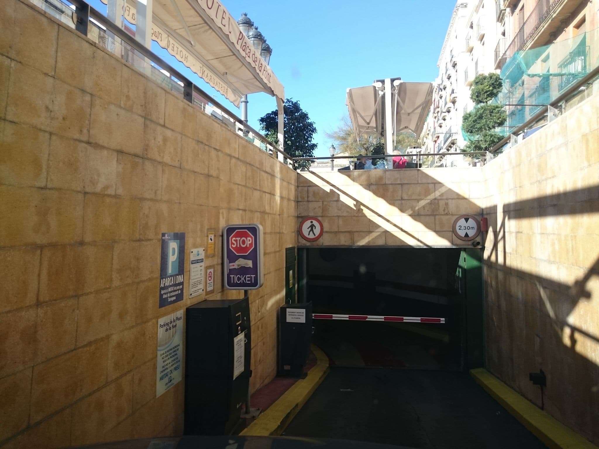 Street view near Plaça de la Font, Tarragona — © yopaseopor (CC BY-SA · Mapillary)