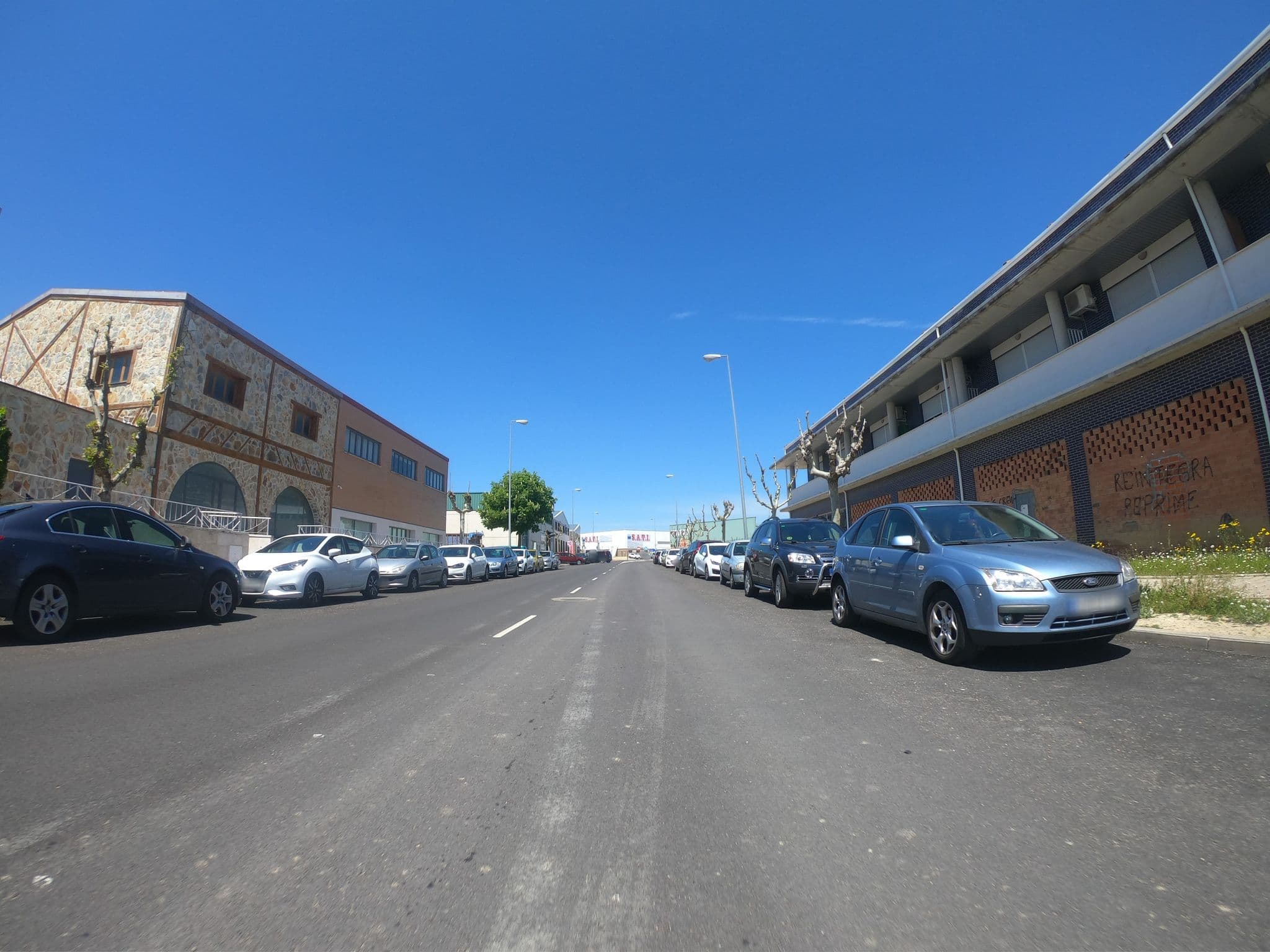 Street view near Hostal La Morada, Cistérniga — © sanchi (CC BY-SA · Mapillary)
