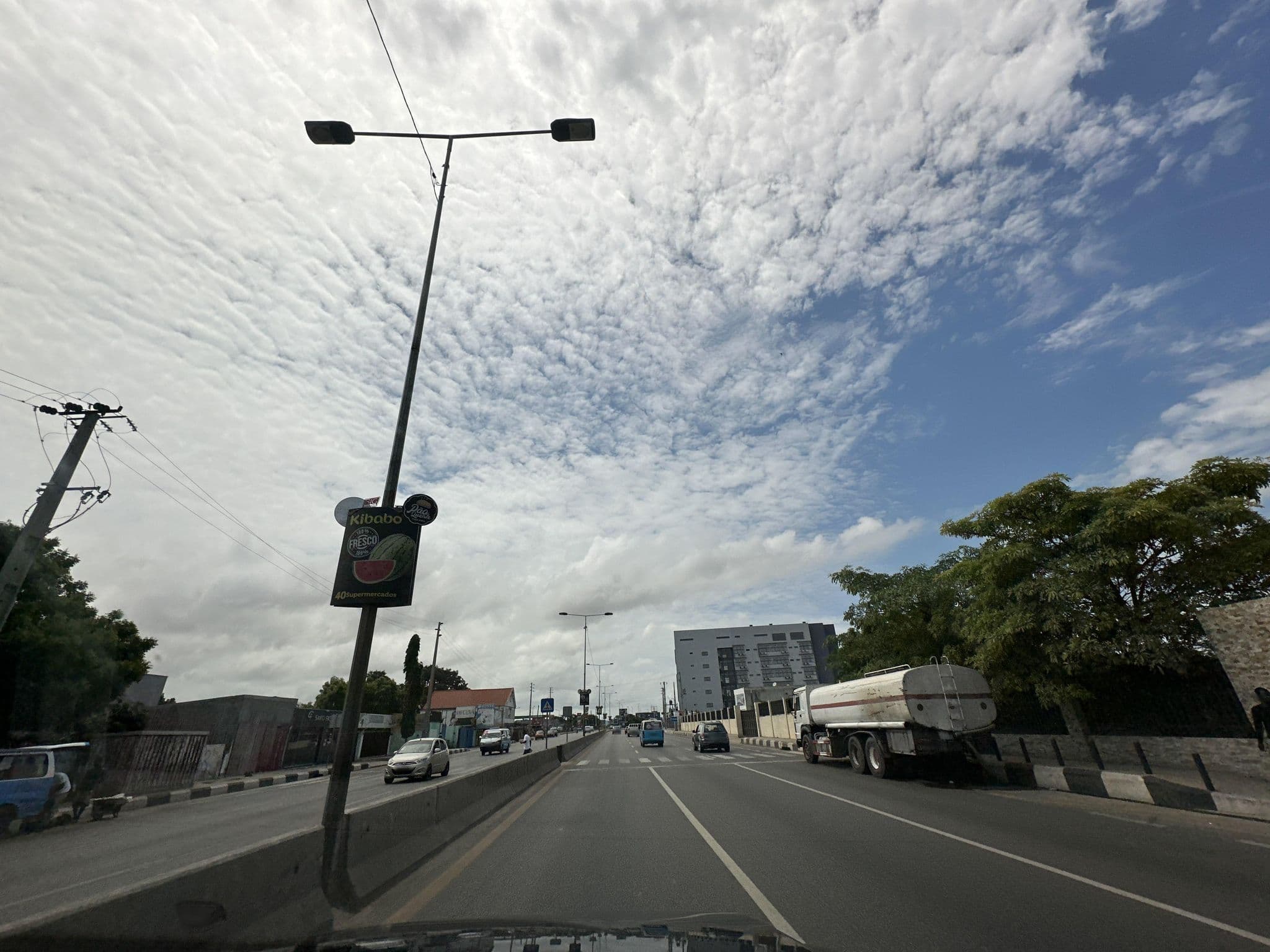 Street view near Hotel Béu-mar, Benfica — © viatorsuperum (CC BY-SA · Mapillary)