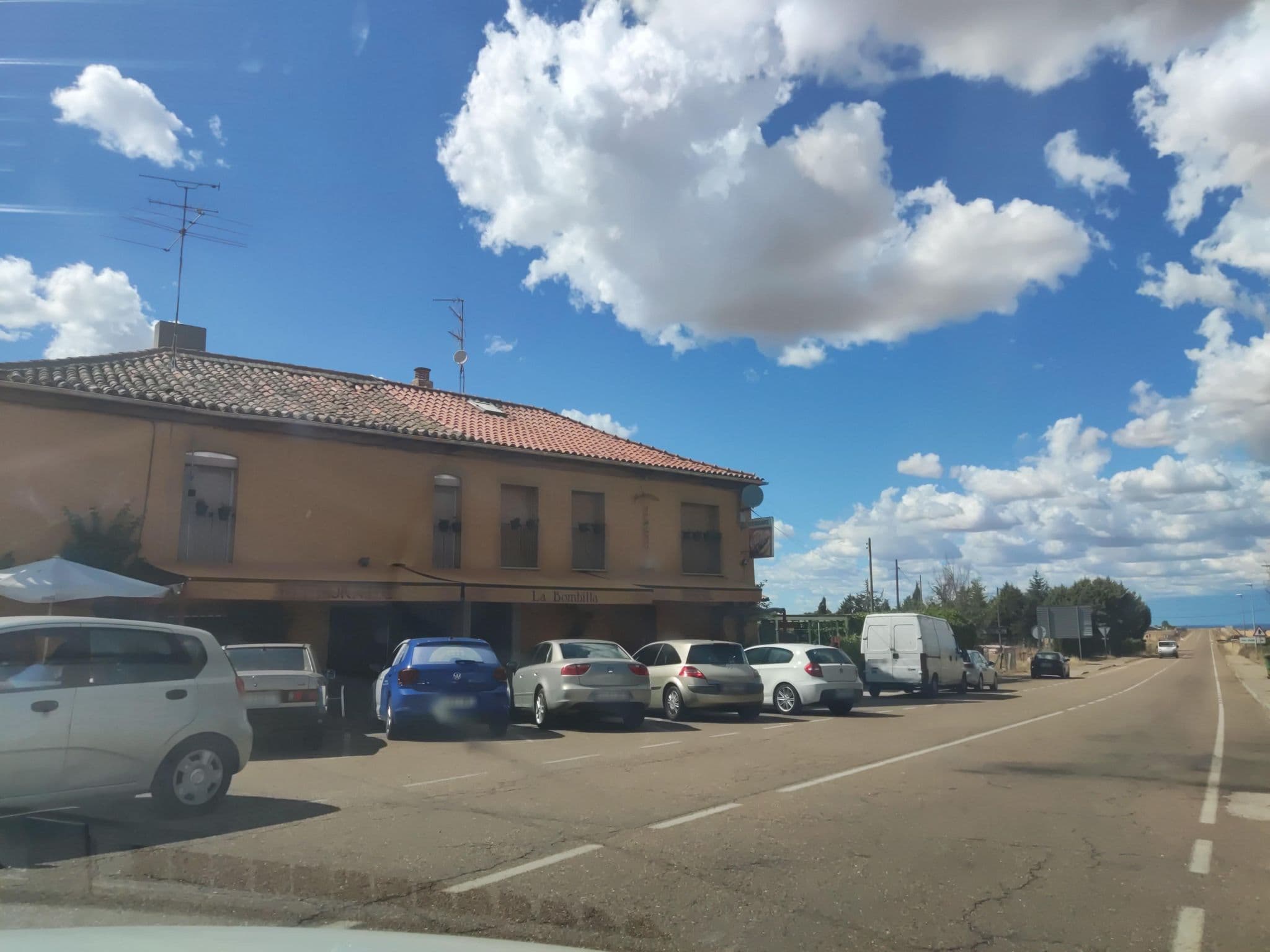 Street view near Hostal La Bombilla, Linares de Riofrío — © sanchi (CC BY-SA · Mapillary)
