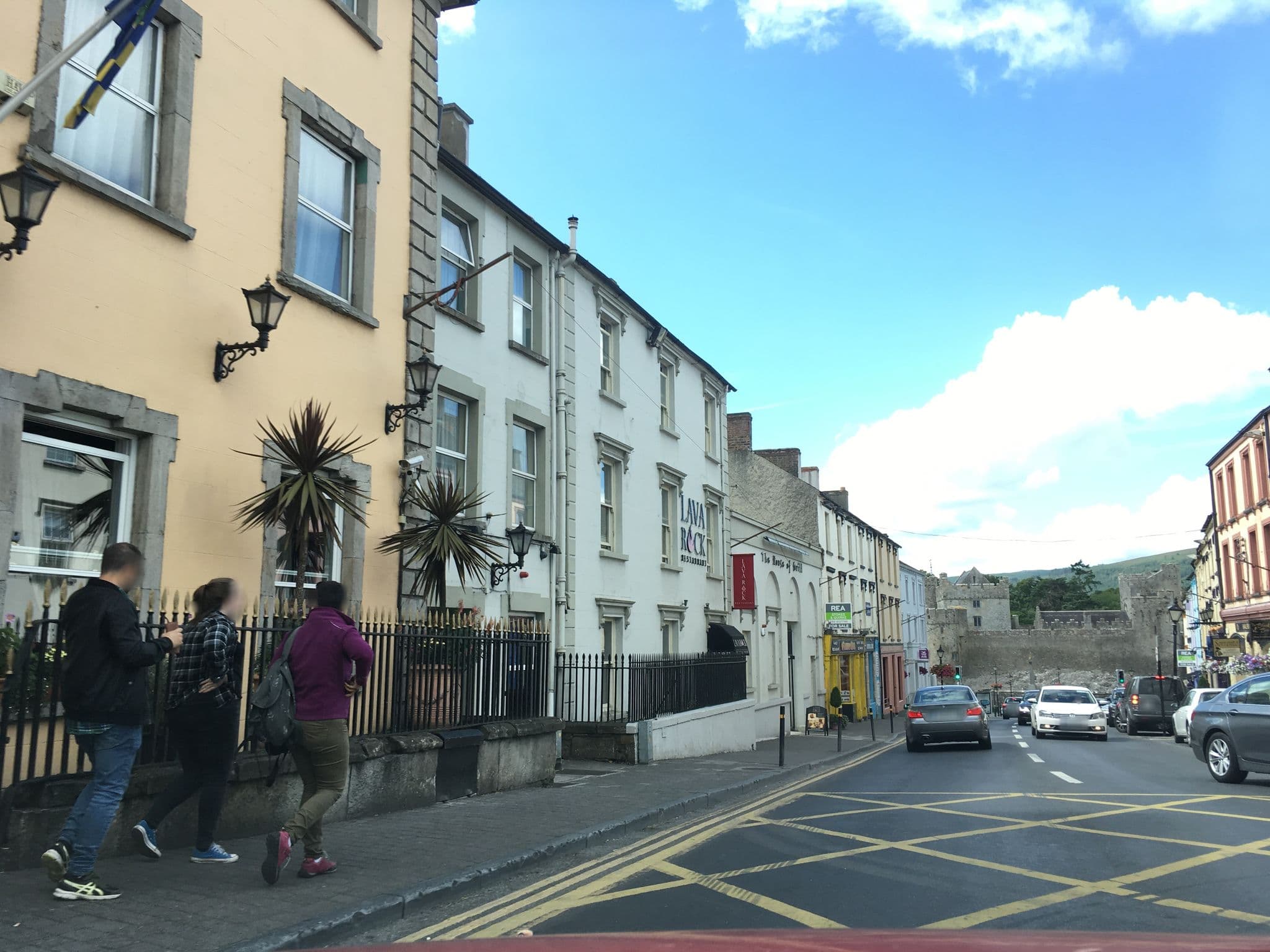 Street view near Cahir House Hotel, Cahir — © southglos (CC BY-SA · Mapillary)
