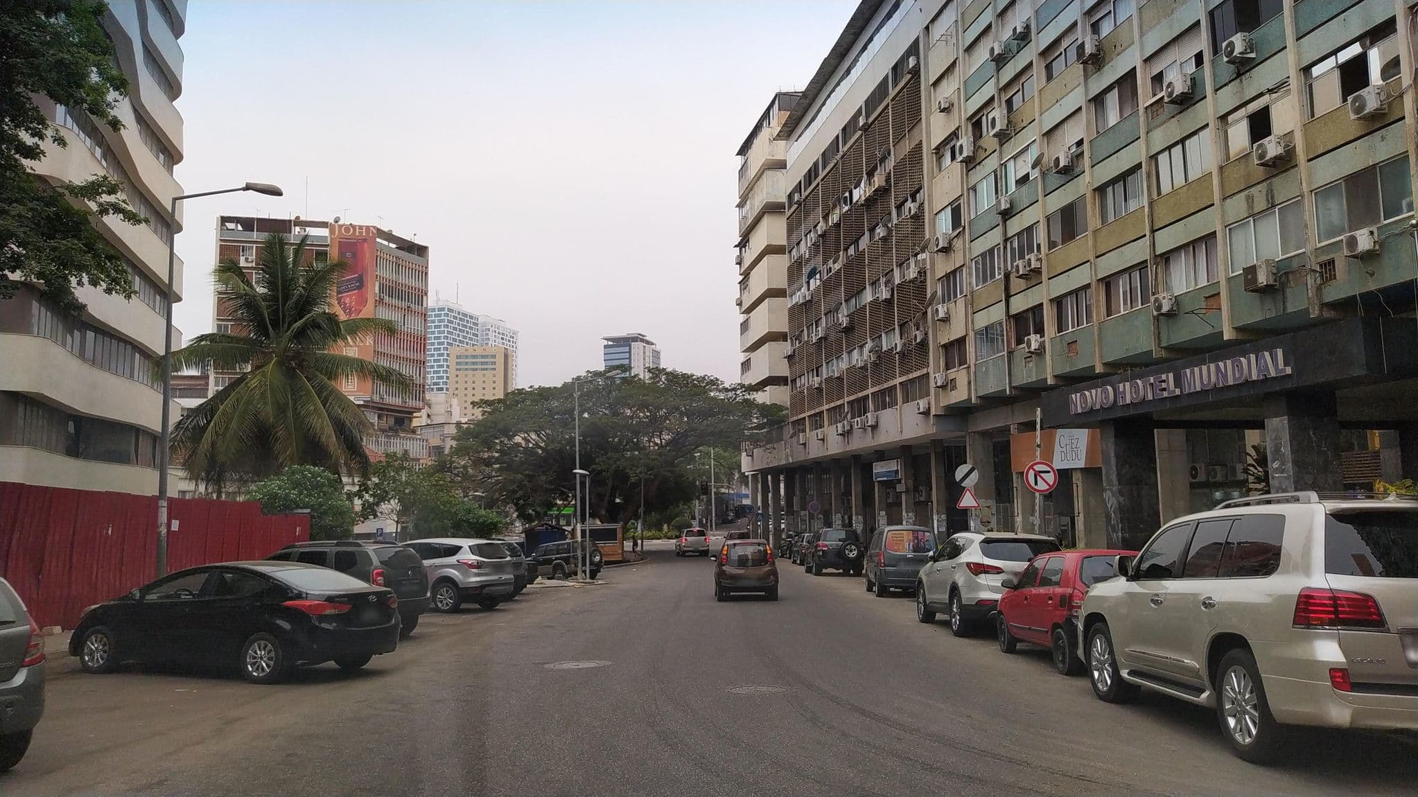 Street view near Novo Hotel Mundial, Ingombota — © viatorsuperum (CC BY-SA · Mapillary)