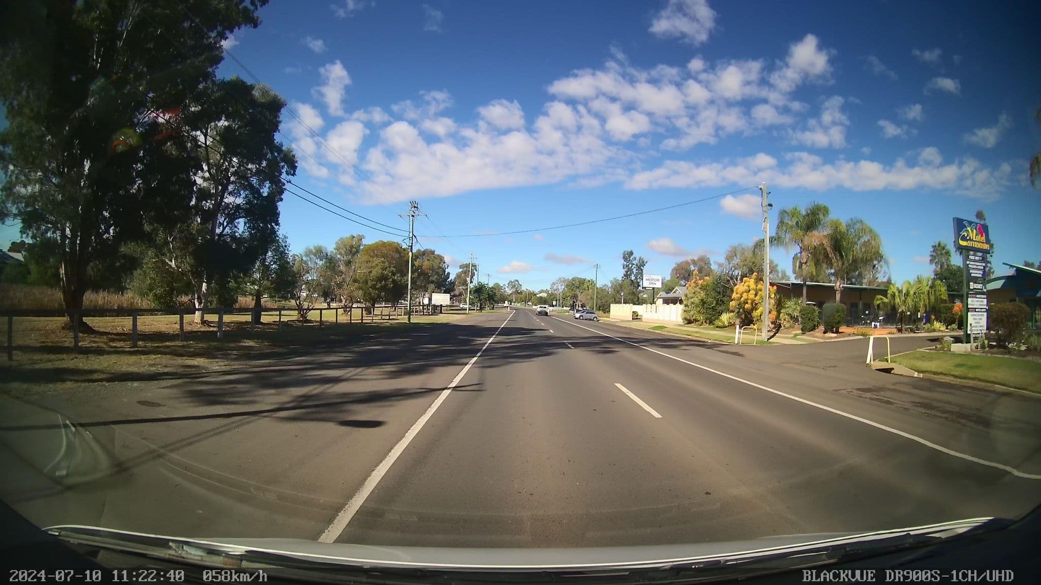 Street view near Motel Carnarvon, Roma — © bob3bob3 (CC BY-SA · Mapillary)