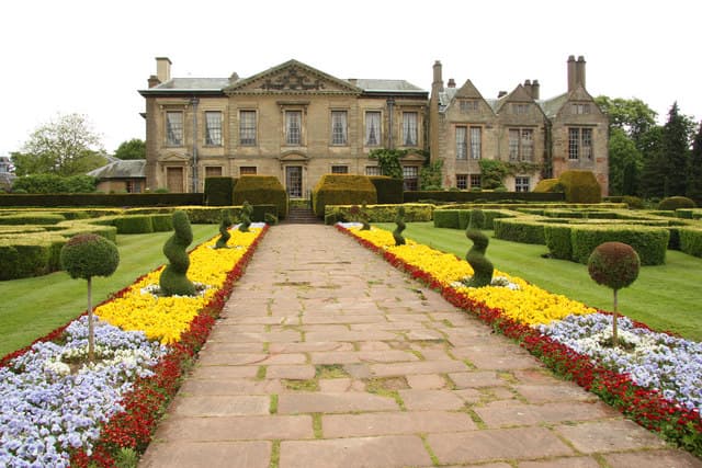 Coombe Abbey Hotel (via Wikimedia Commons, CC BY-SA 2.0)