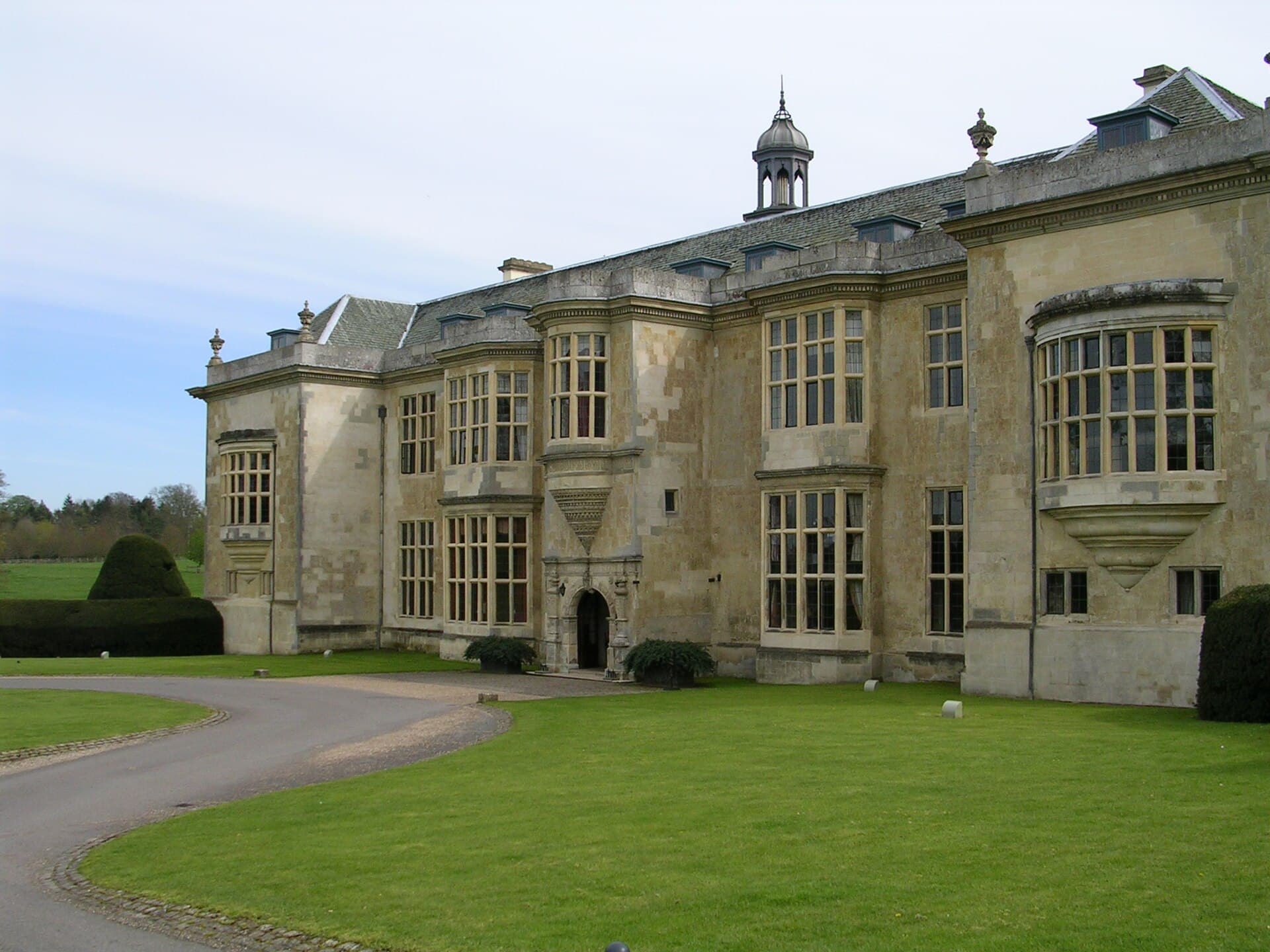 Hartwell House (via Wikimedia Commons, Public domain)