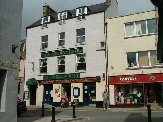 The Caledonian Hotel (via Wikimedia Commons, CC BY-SA 2.0)