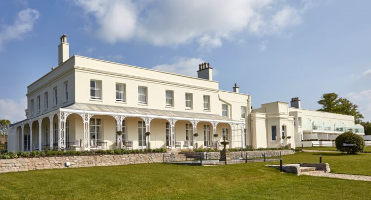 Lympstone Manor (via Wikimedia Commons, CC BY-SA 4.0)