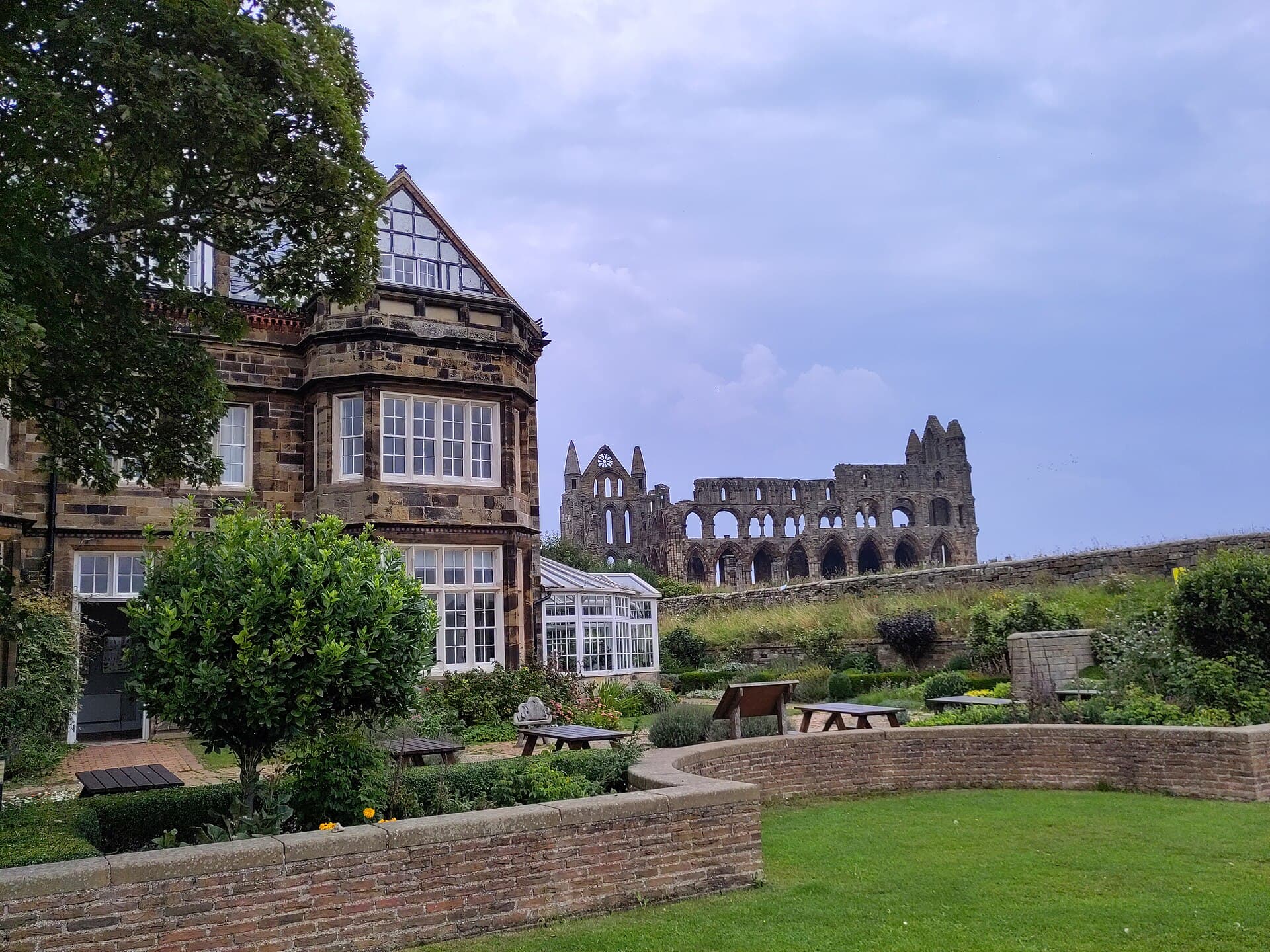 YHA Whitby (via Wikimedia Commons, CC BY-SA 4.0)
