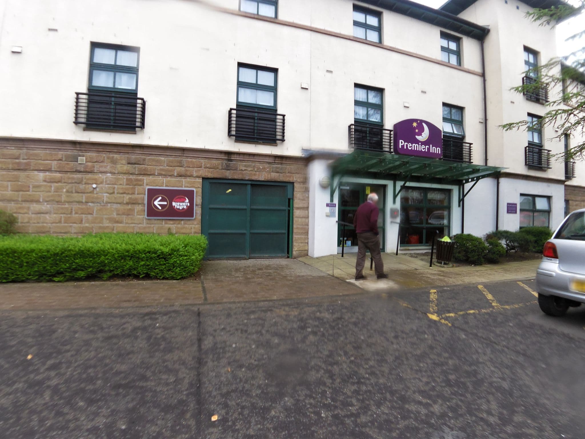 Street view near Premier Inn, Queensferry — © smsm1 (CC BY-SA · Mapillary)