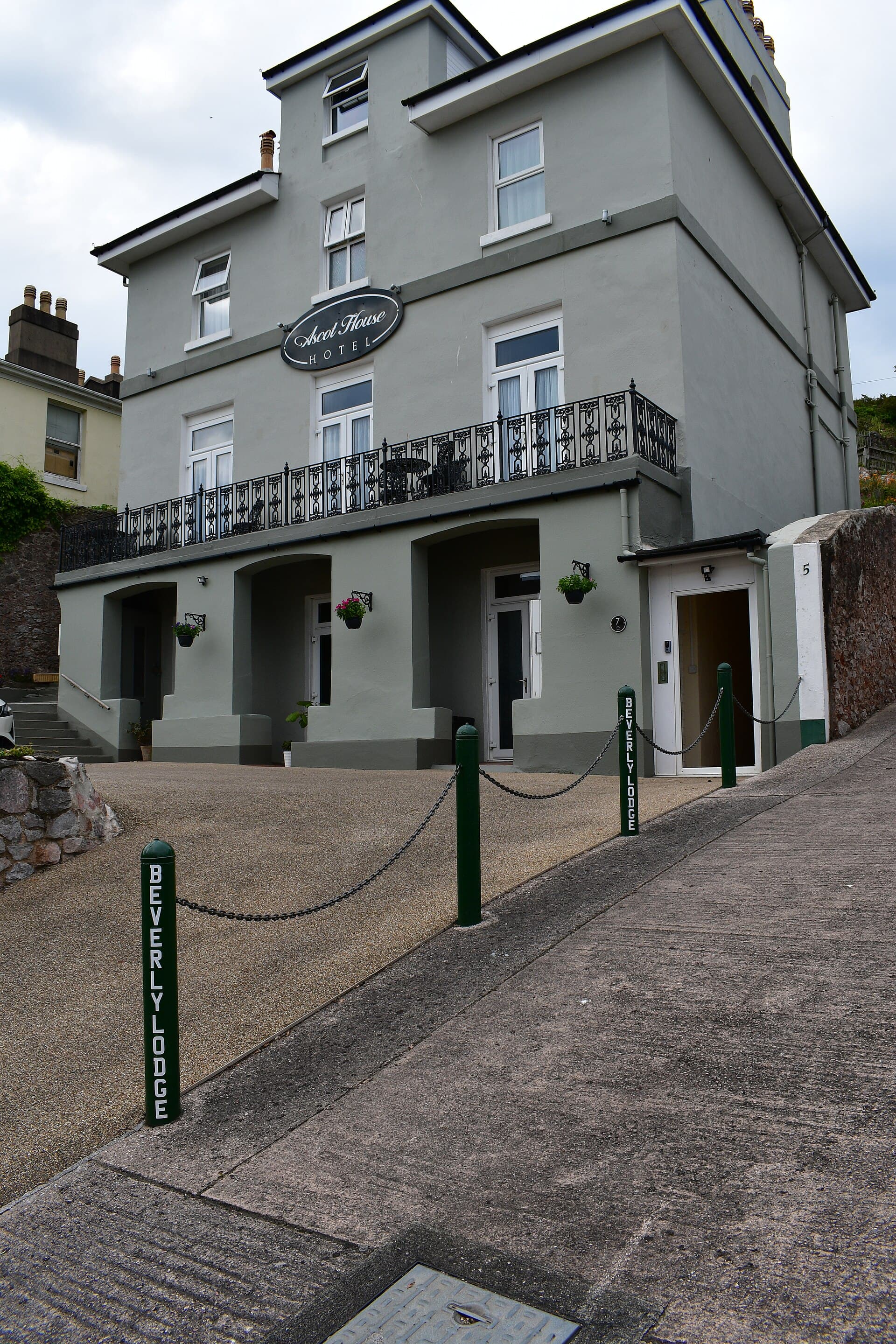Ascot House Hotel (via Wikimedia Commons, CC0)