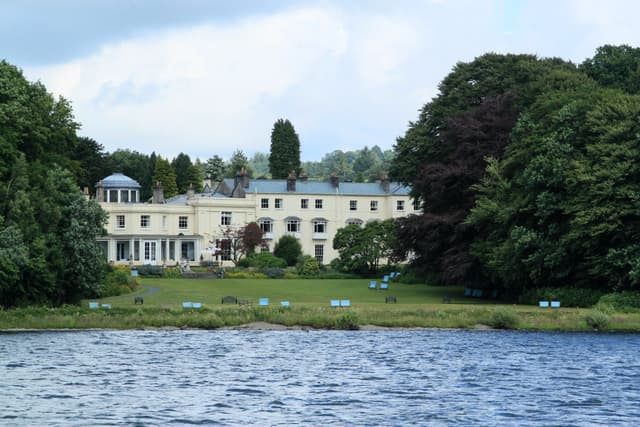 Storrs Hall Hotel (via Wikimedia Commons, CC BY-SA 2.0)