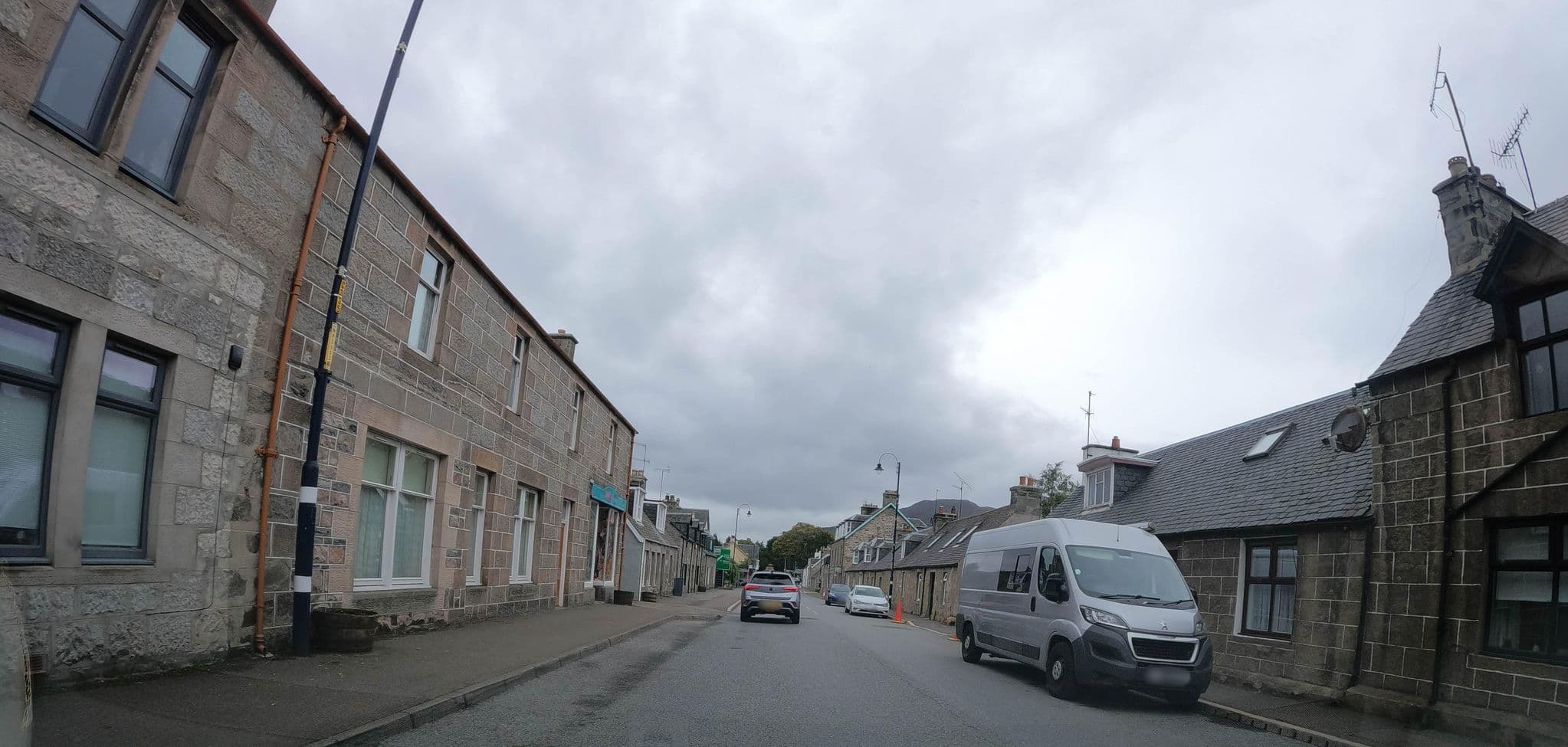 Street view near Glenthorne Cottage, Newtonmore — © hobgoblin (CC BY-SA · Mapillary)