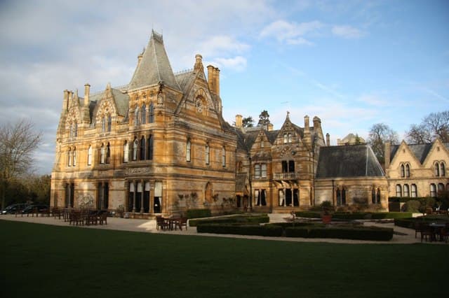 Ettington Park Hotel (via Wikimedia Commons, CC BY-SA 2.0)