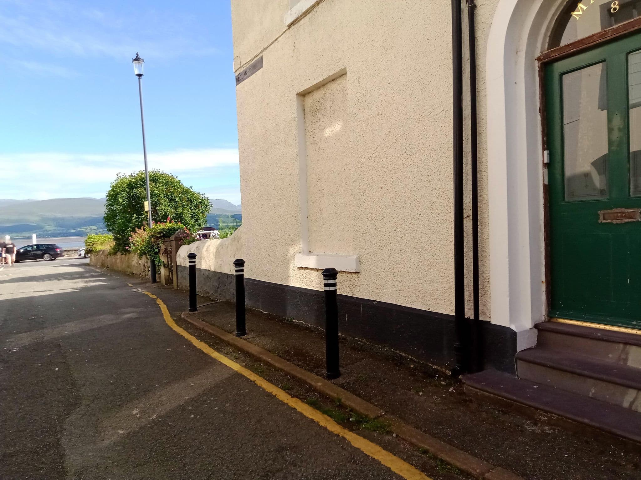 Street view near The George and Dragon, Beaumaris — © annekaro (CC BY-SA · Mapillary)