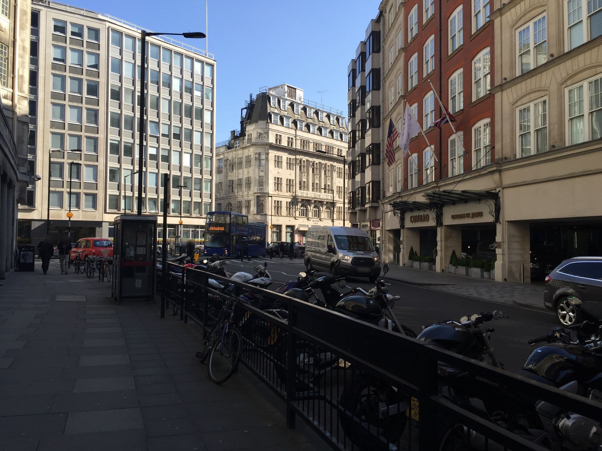 Street view near hub by Premier Inn, City of Westminster — © tommorris (CC BY-SA · Mapillary)
