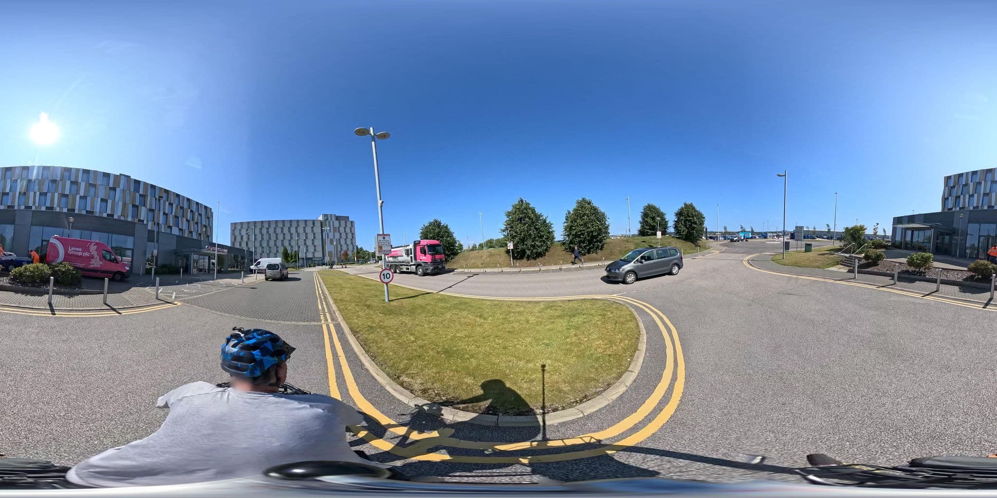 Street view near Crowne Plaza, Dyce — © coetserw (CC BY-SA · Mapillary)