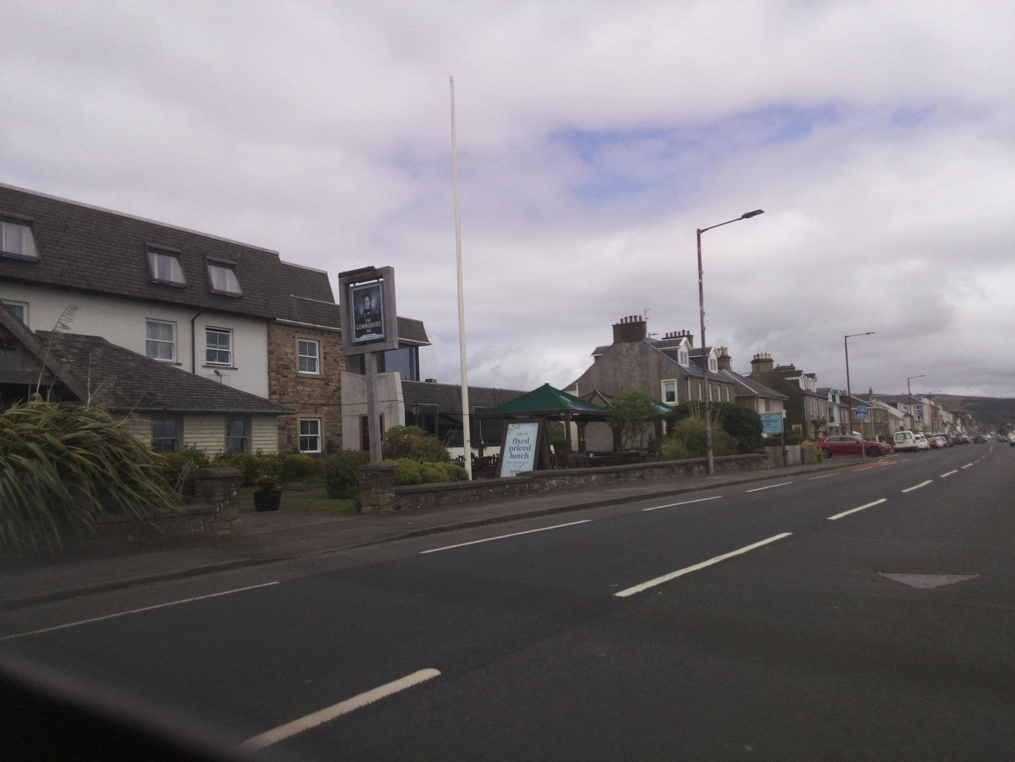 Street view near Commodore Hotel, Helensburgh — © southglos (CC BY-SA · Mapillary)
