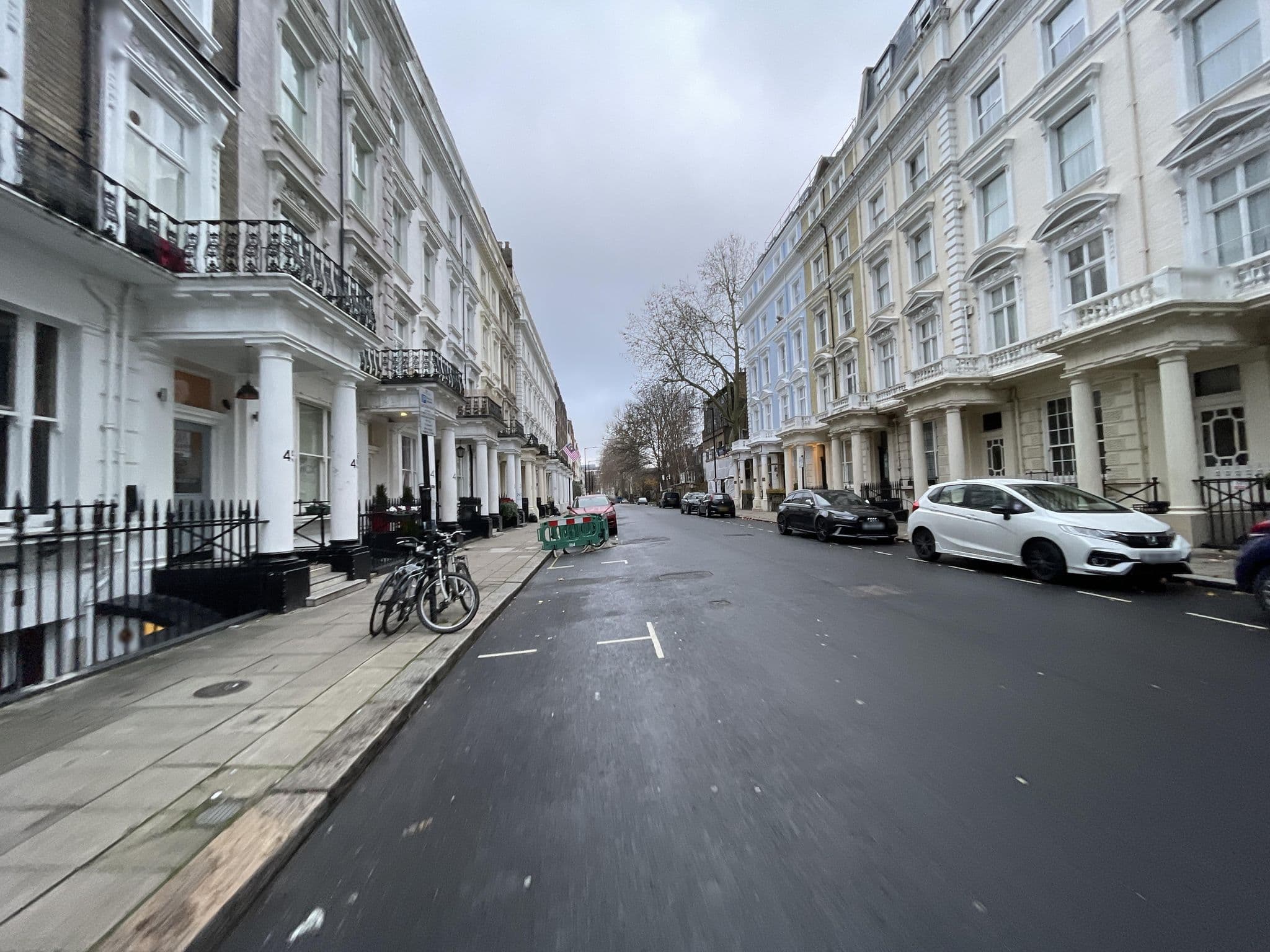 Street view near Queens Park Hotel, Bayswater — © asturksever (CC BY-SA · Mapillary)