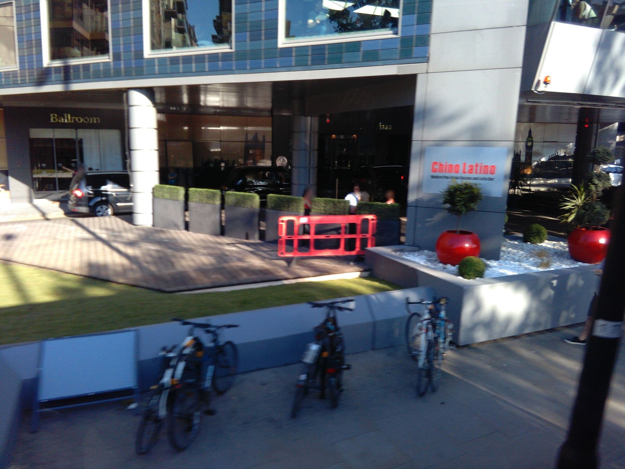 Street view near Hyatt Regency London Albert Embankment, Vincent Square — © ris (CC BY-SA · Mapillary)