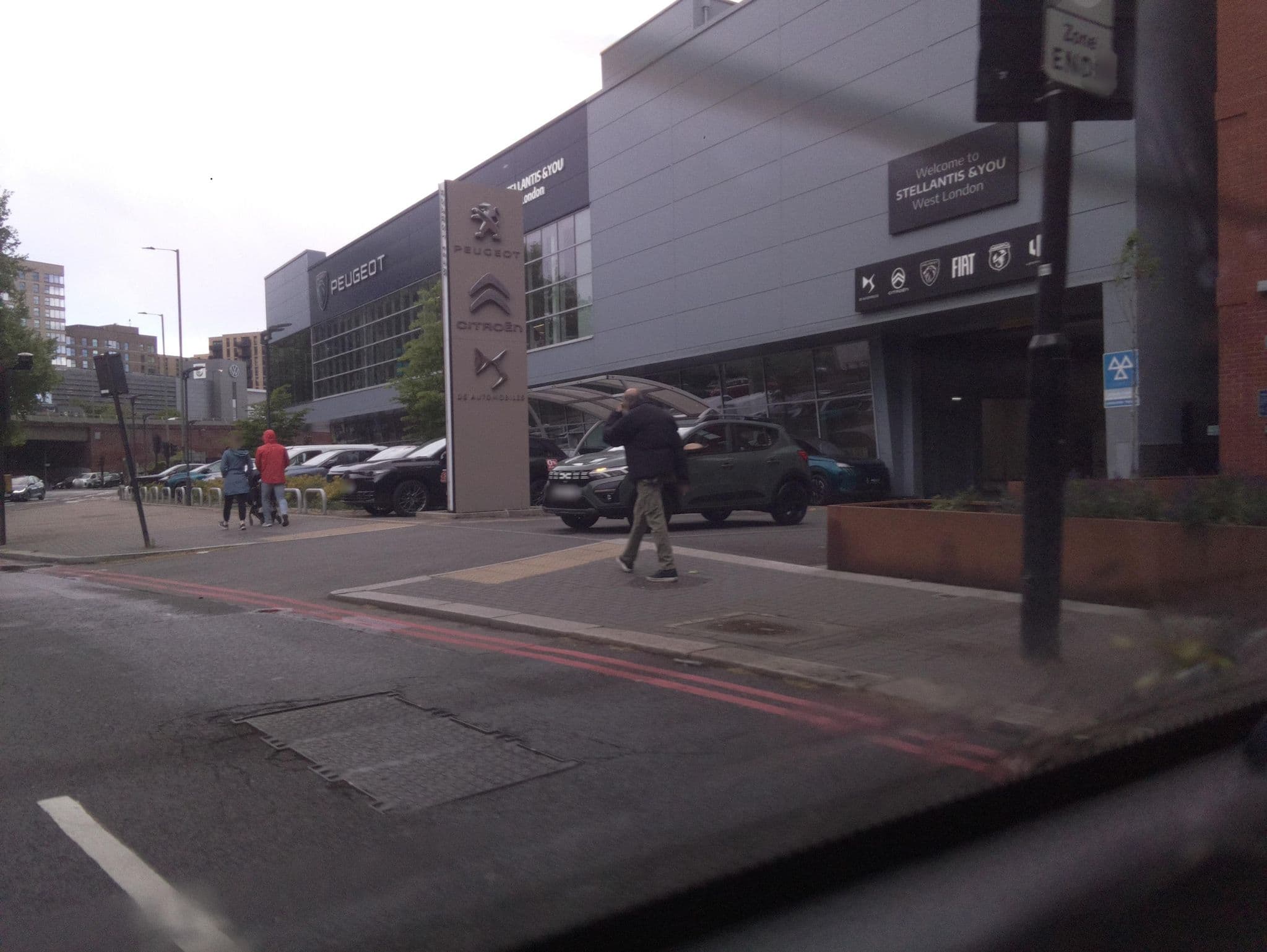 Street view near Travelodge London Chiswick High Road, Kew — © southglos (CC BY-SA · Mapillary)