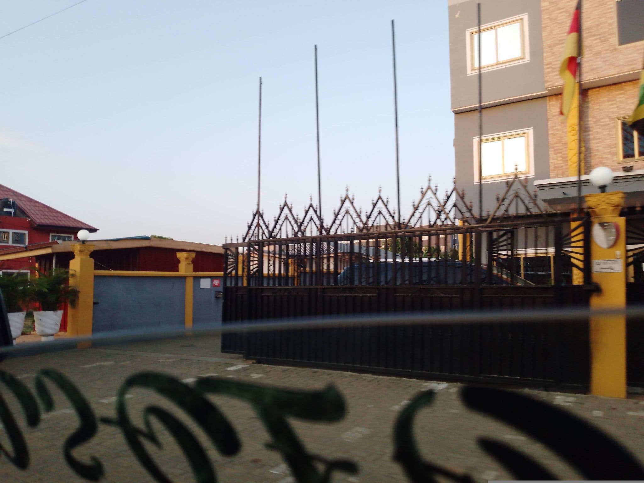 Street view near San Hotel, Teshi Old Town — © cmenttor (CC BY-SA · Mapillary)
