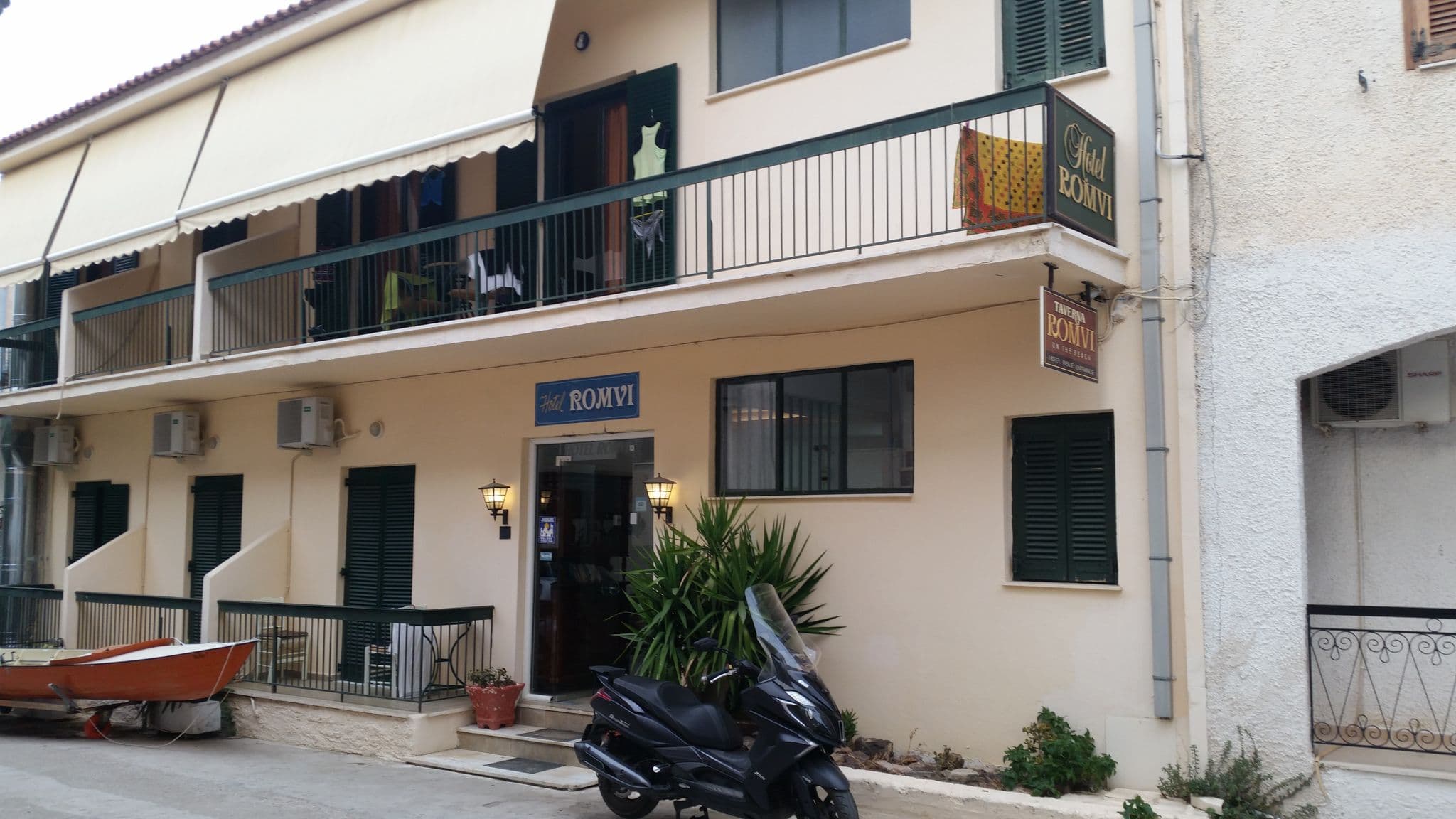 Street view near Hotel Romvi, Tolón — © elgaard (CC BY-SA · Mapillary)