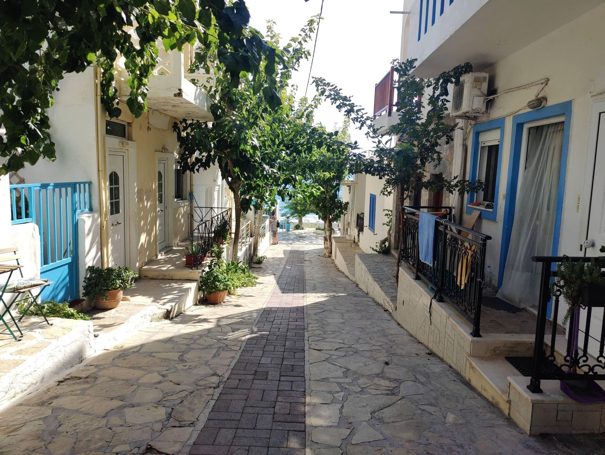 Street view near Christina studio's, Néa Anatolí — © pelgrim (CC BY-SA · Mapillary)