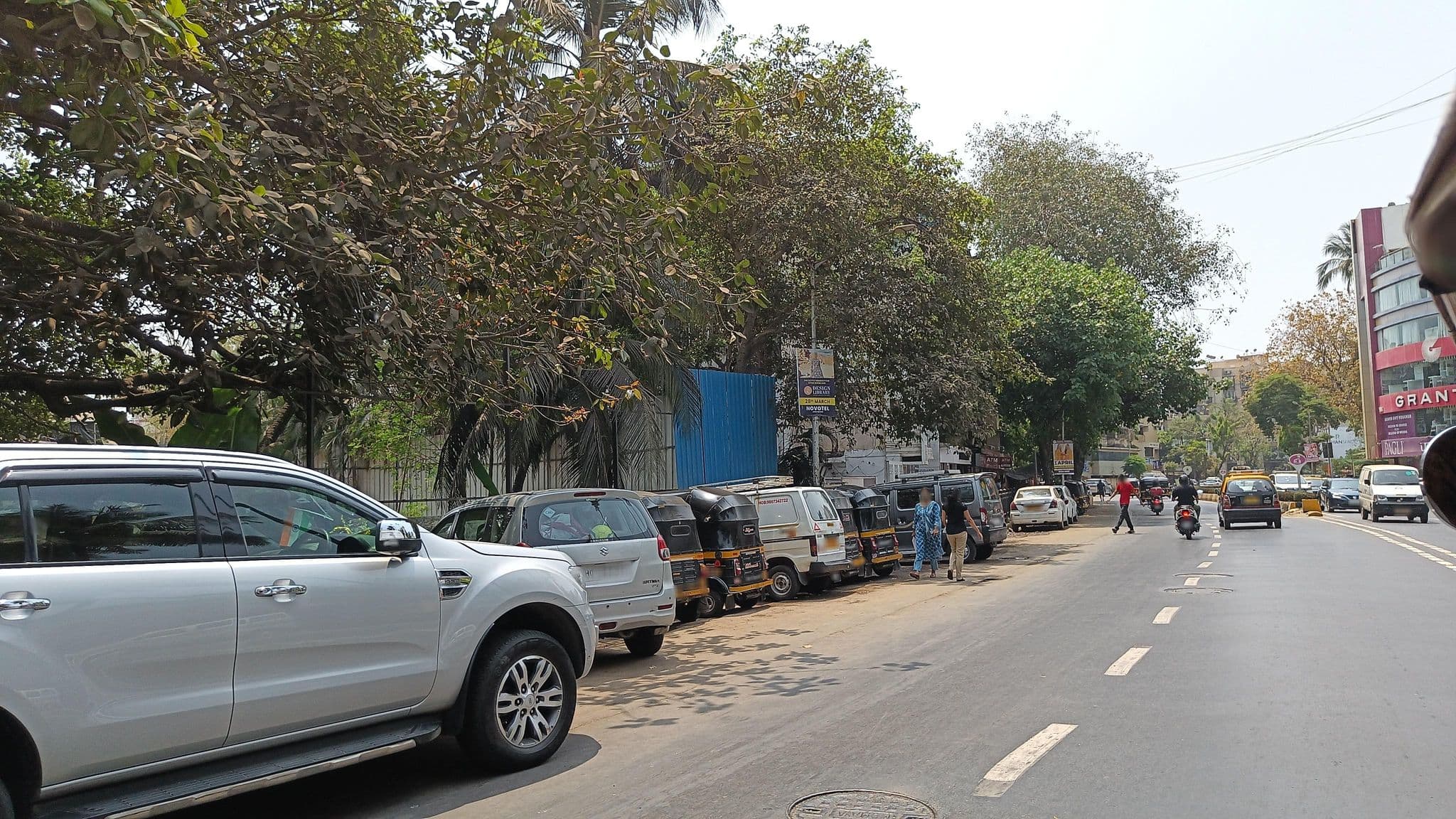 Street view near Royal Garden, Dhārāvi — © varunbhakhri (CC BY-SA · Mapillary)