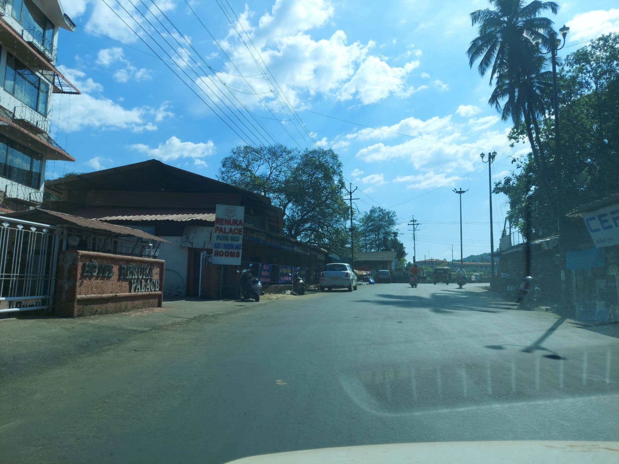 Street view near Krezy Foods, Sāvantvādi — © abhyankar (CC BY-SA · Mapillary)