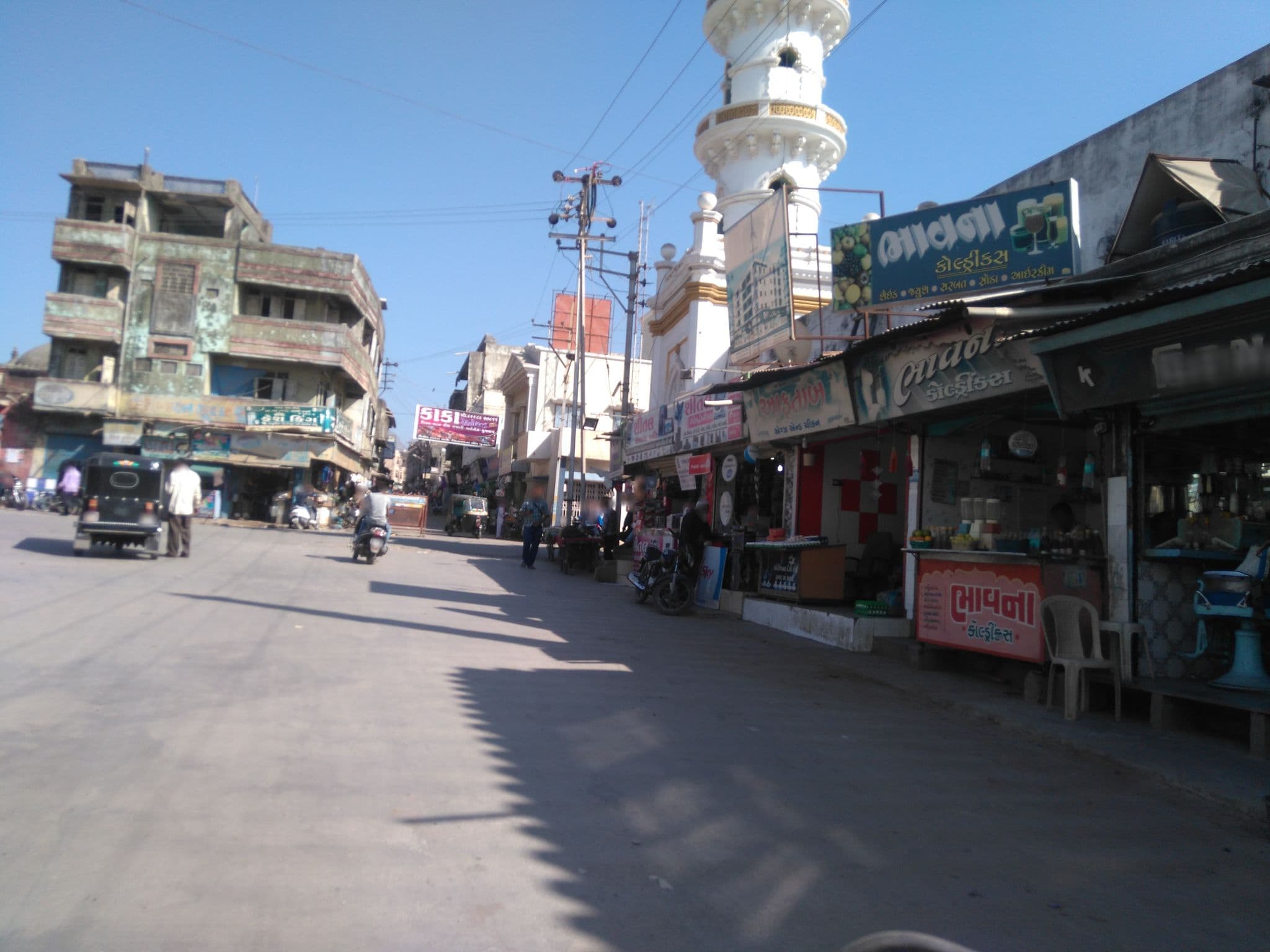Street view near Raj Guest House, Jūnāgadh — © khushbu (CC BY-SA · Mapillary)