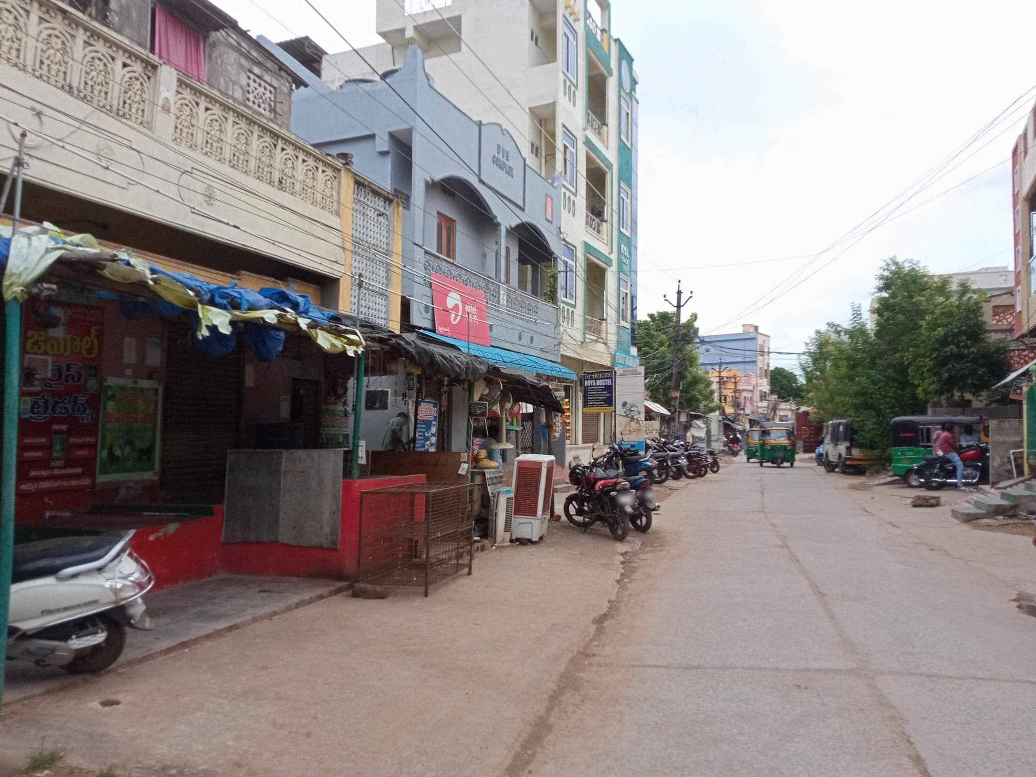 Street view near Sri Balaji Boys Hostel, Vaddeswaram — © al7 (CC BY-SA · Mapillary)