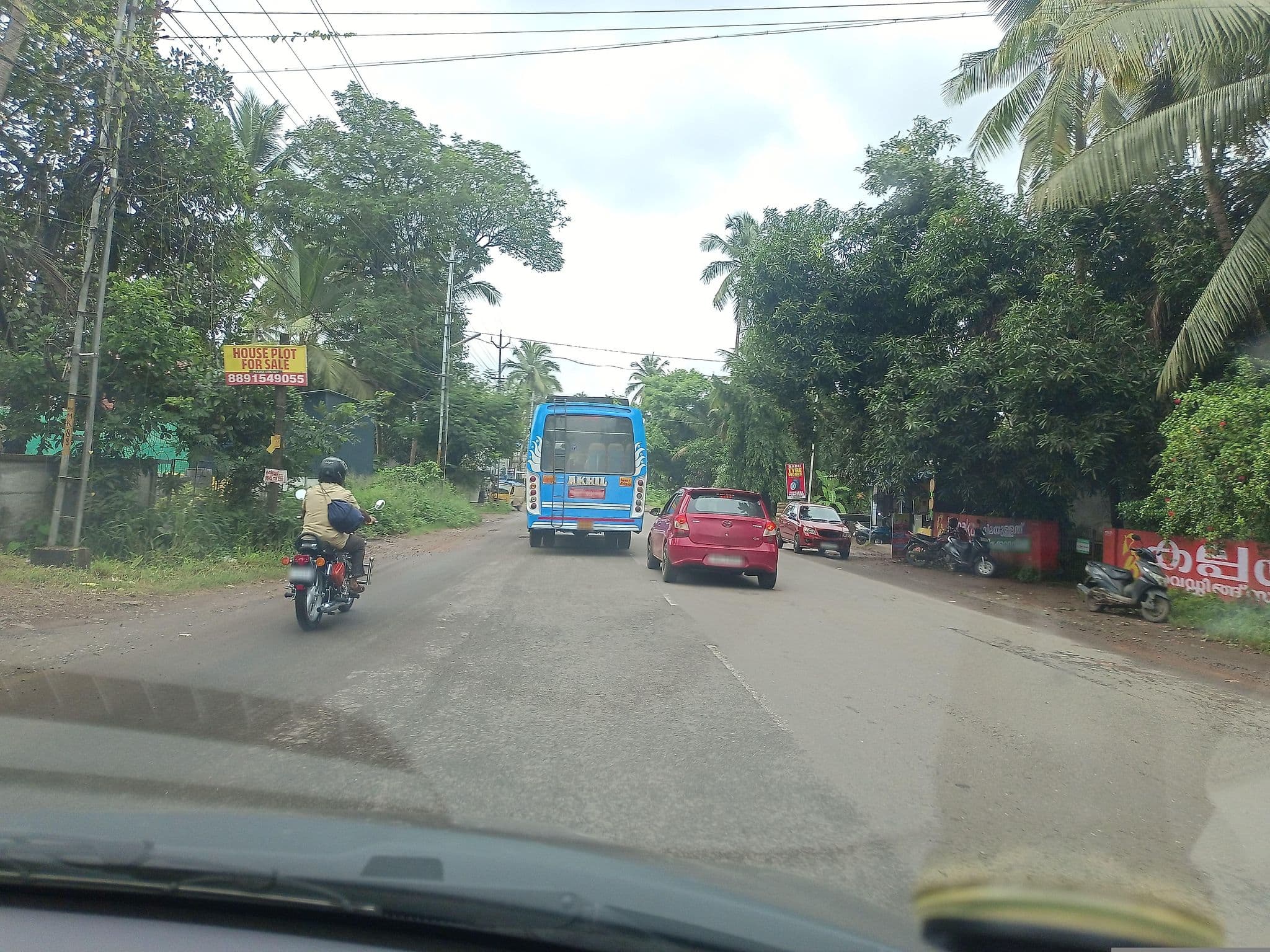 Street view near Dharshana Hotel, Kaiparamba — © gnoeee (CC BY-SA · Mapillary)