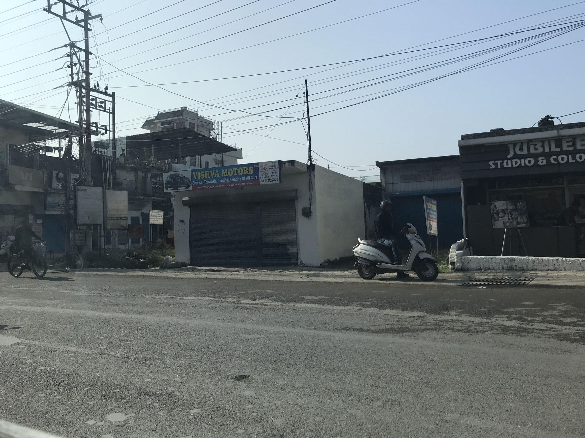 Street view near Himpalace, Dehradun — © miguel_andrade (CC BY-SA · Mapillary)