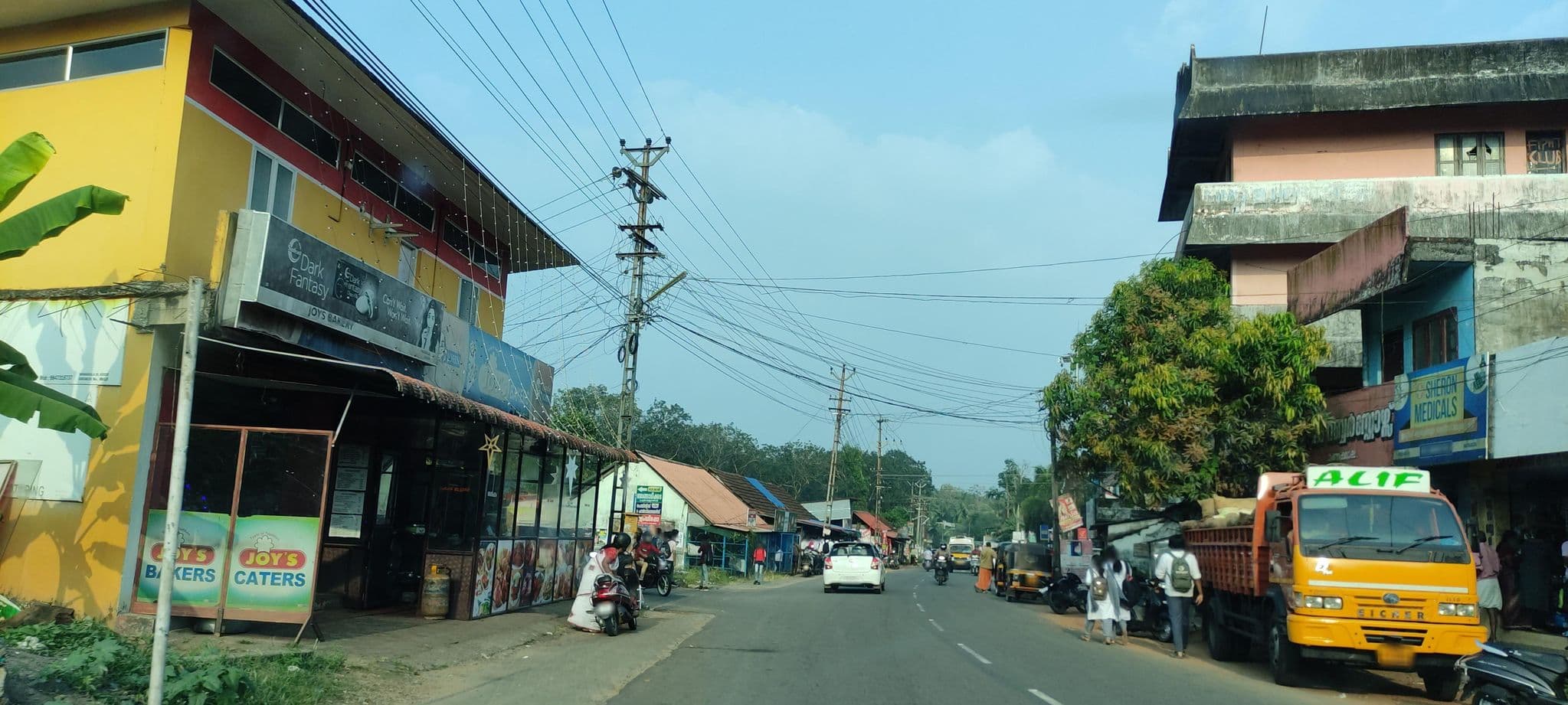 Street view near Rajadhani hotel, Adūr — © V15 (CC BY-SA · Mapillary)