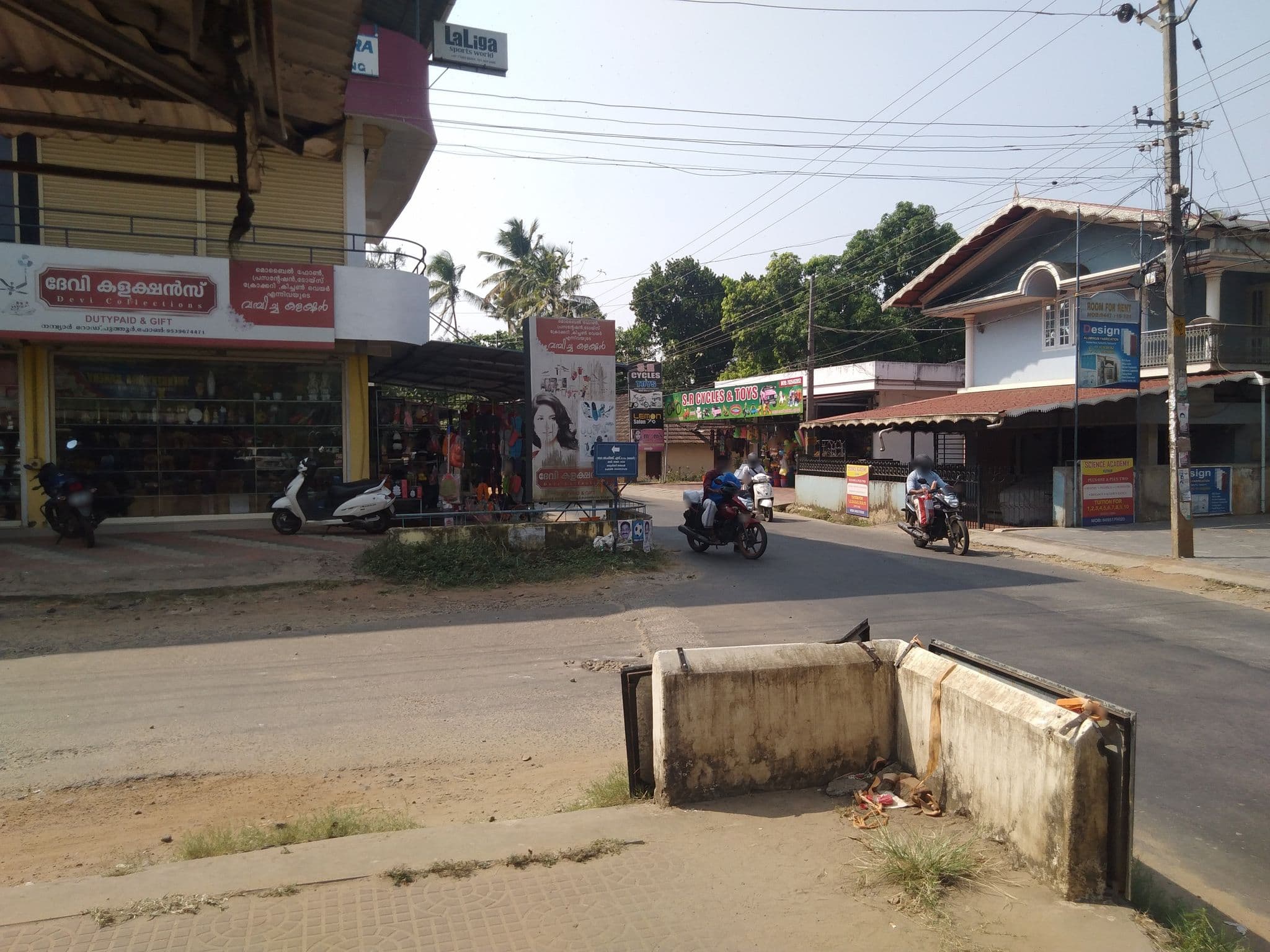 Street view near Hotel Akash, Puthūr — © alssiyak7 (CC BY-SA · Mapillary)