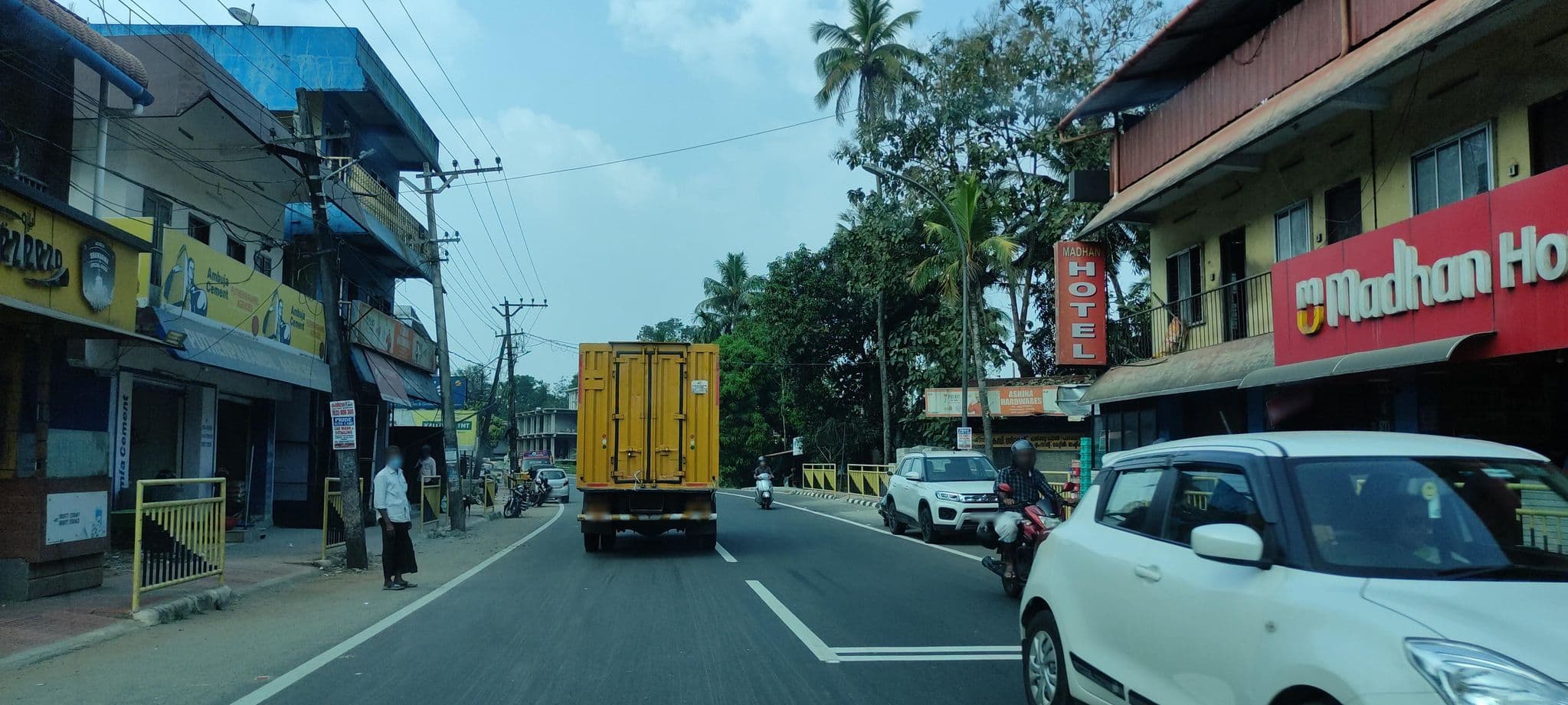 Street view near Madhan Hotel, Chengannūr — © V15 (CC BY-SA · Mapillary)