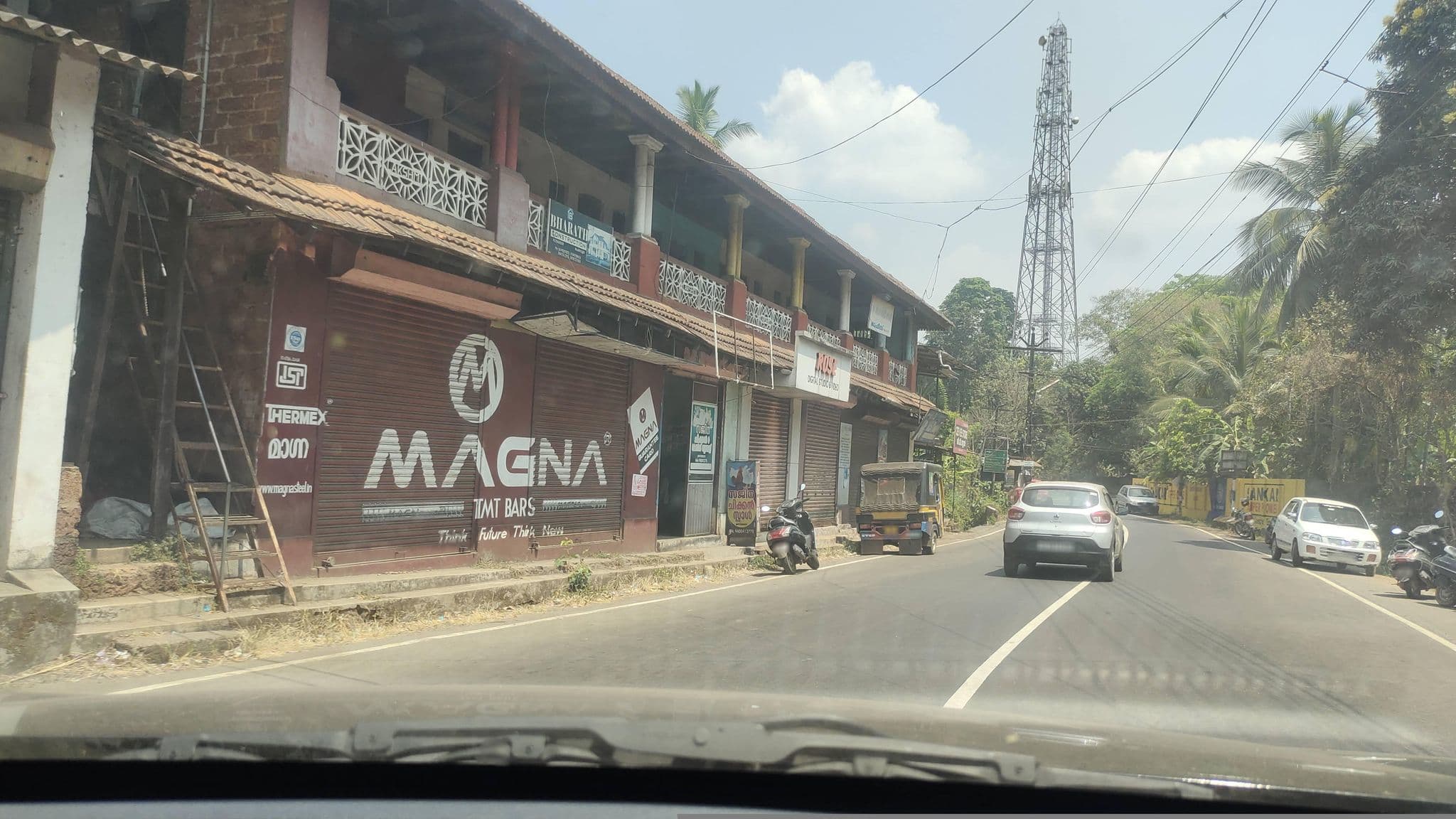 Street view near Ambadi Hotel, Kannavam — © tellmanu (CC BY-SA · Mapillary)