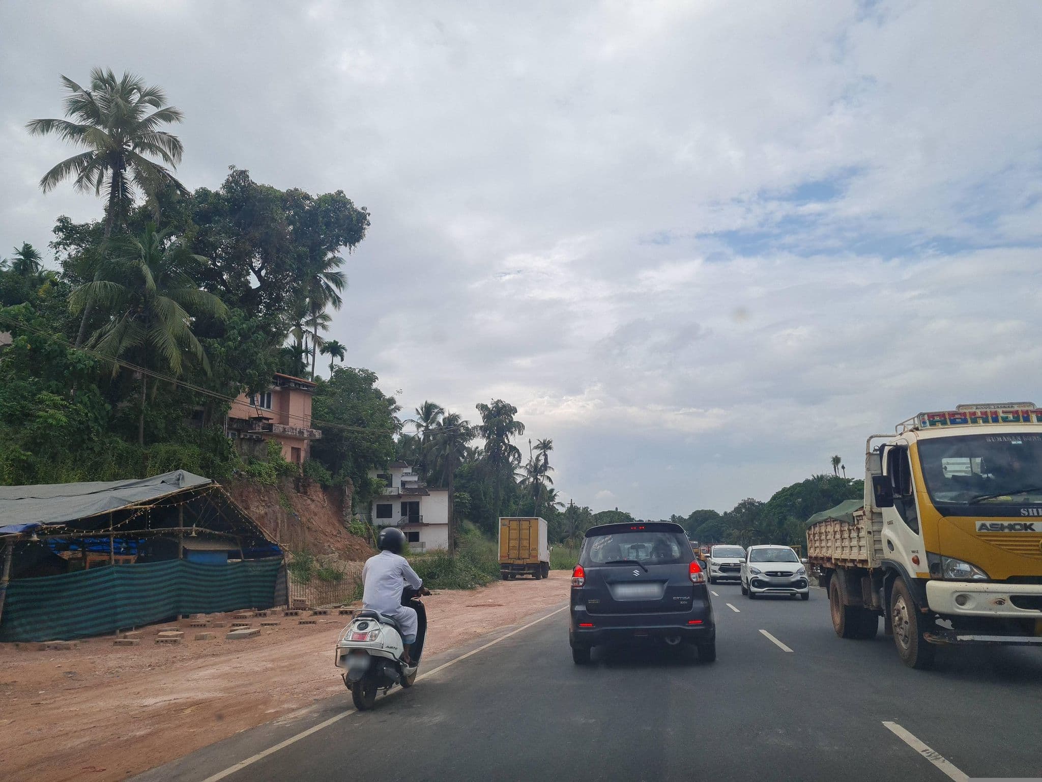 Street view near CSI Womens college hostel, Azhiyūr — © dinshkm (CC BY-SA · Mapillary)