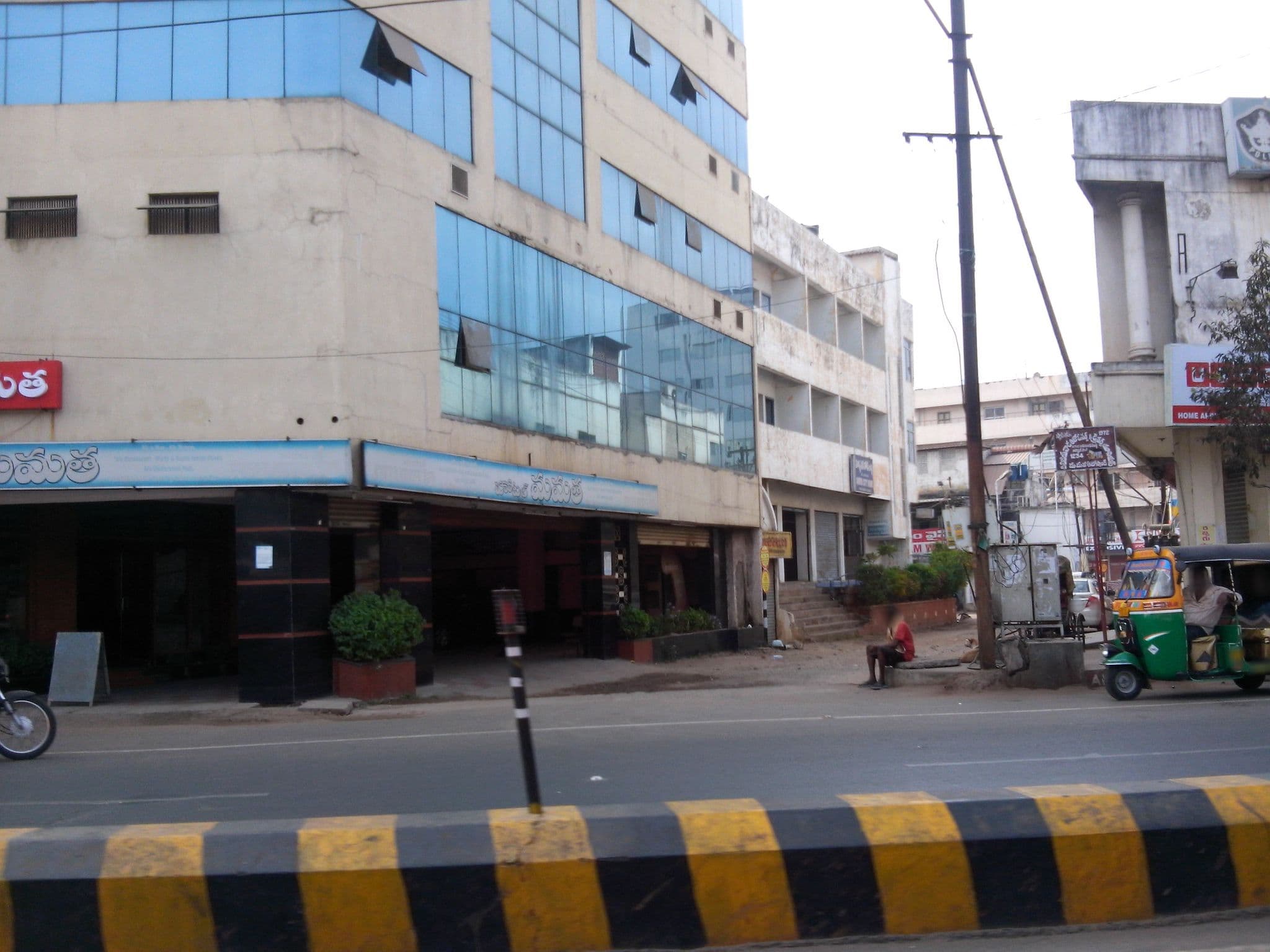 Street view near kosal hotel, Vijayawada — © sravaniathreyapurapu (CC BY-SA · Mapillary)
