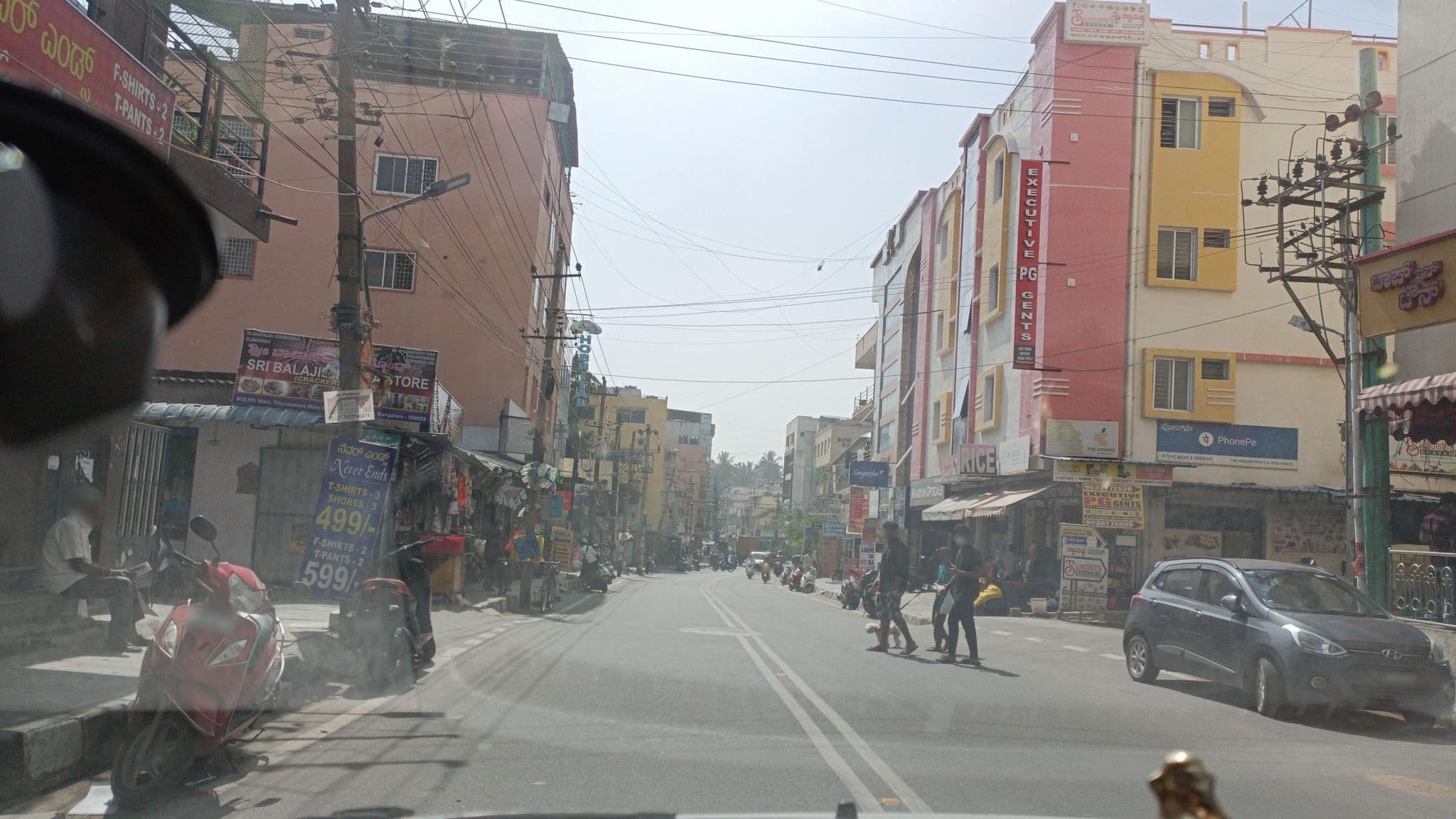 Street view near Leela Mansion, Bengaluru