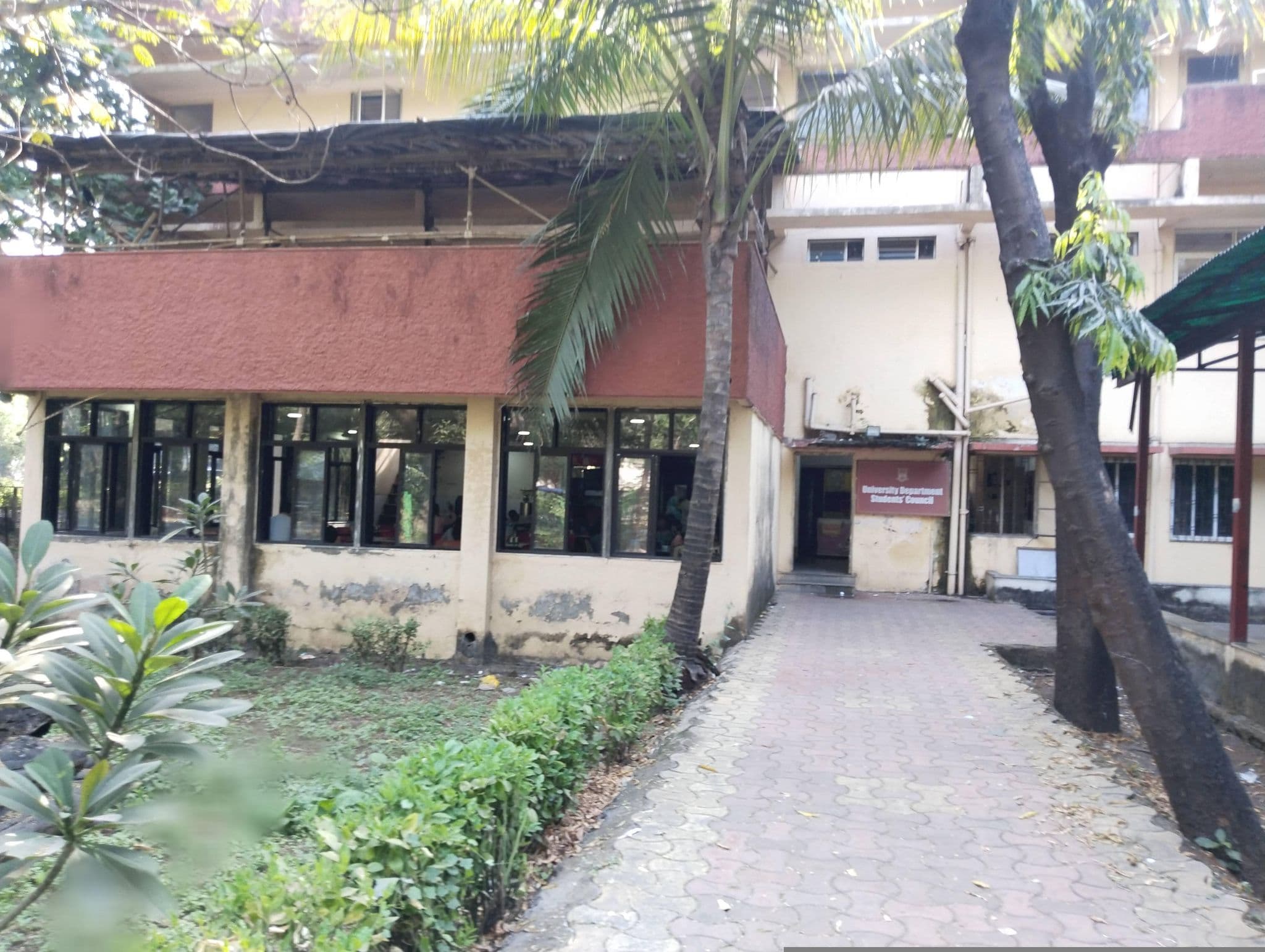 Street view near Mumbai University Canteen, Dhārāvi — © robinaroy15 (CC BY-SA · Mapillary)