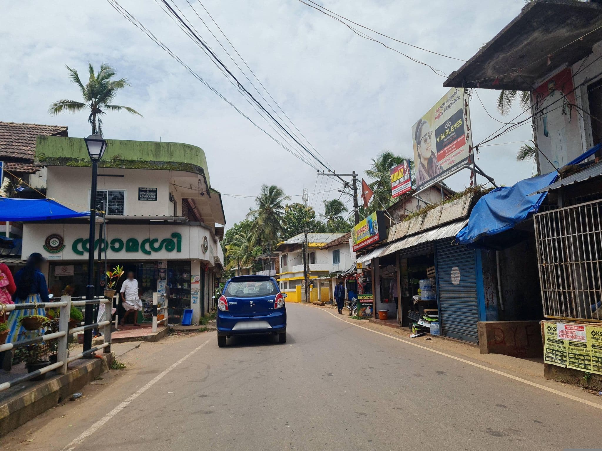 Street view near Brothers Hotel, Dharmadam — © dinshkm (CC BY-SA · Mapillary)