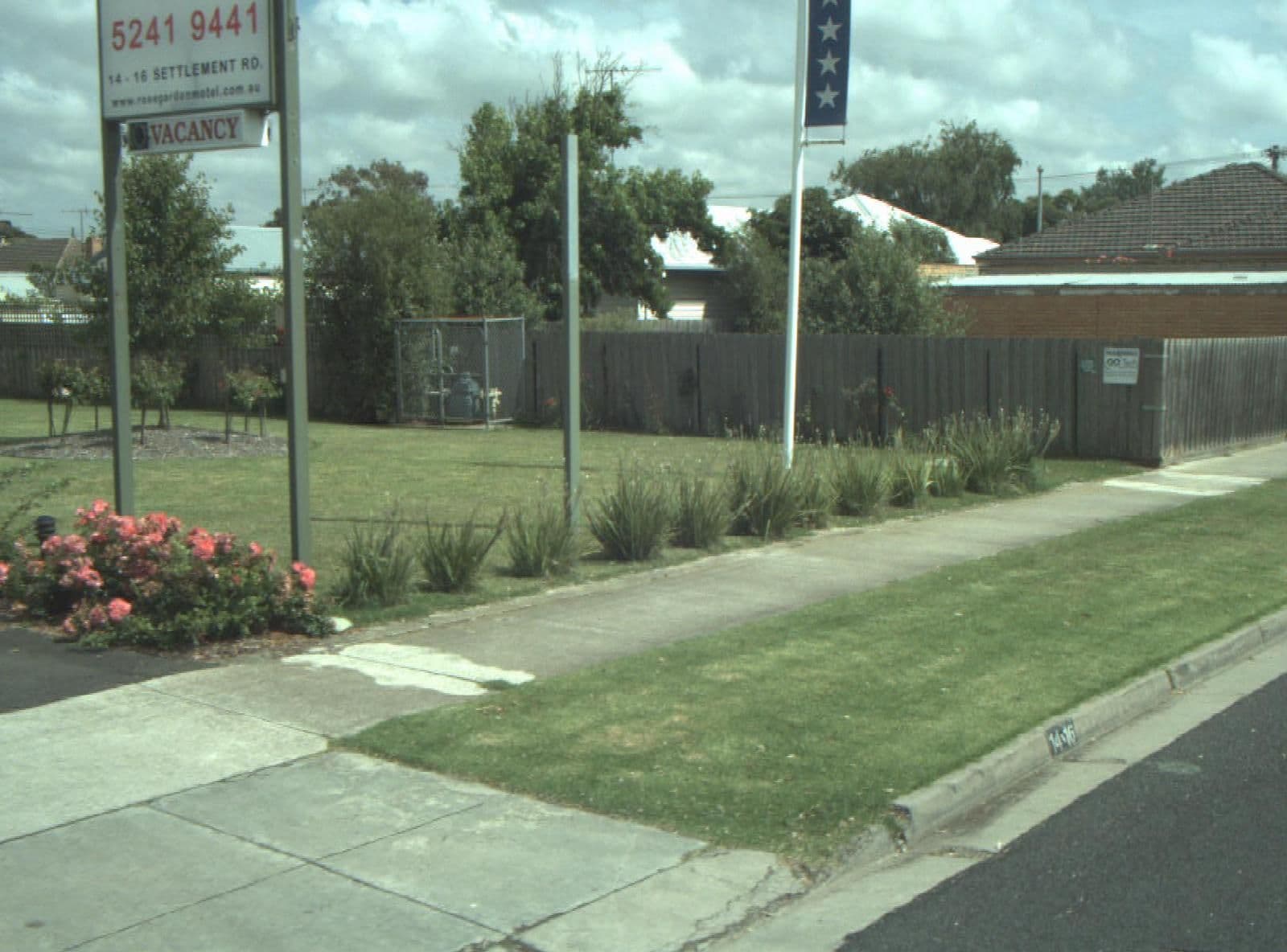 Street view near Rose Garden Motel, Belmont — © cogg (CC BY-SA · Mapillary)