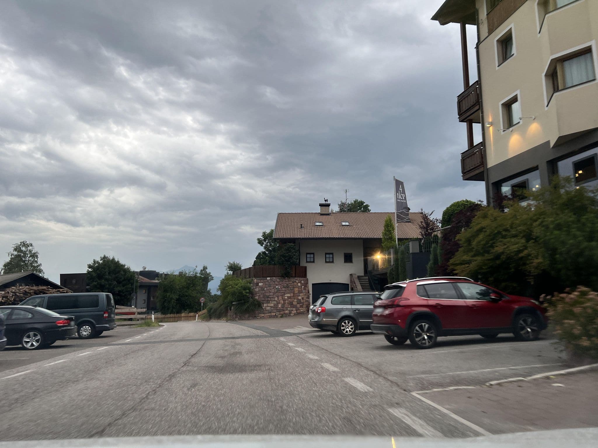 Street view near Hotel Viertlerhof, Sinigo — © descilla (CC BY-SA · Mapillary)